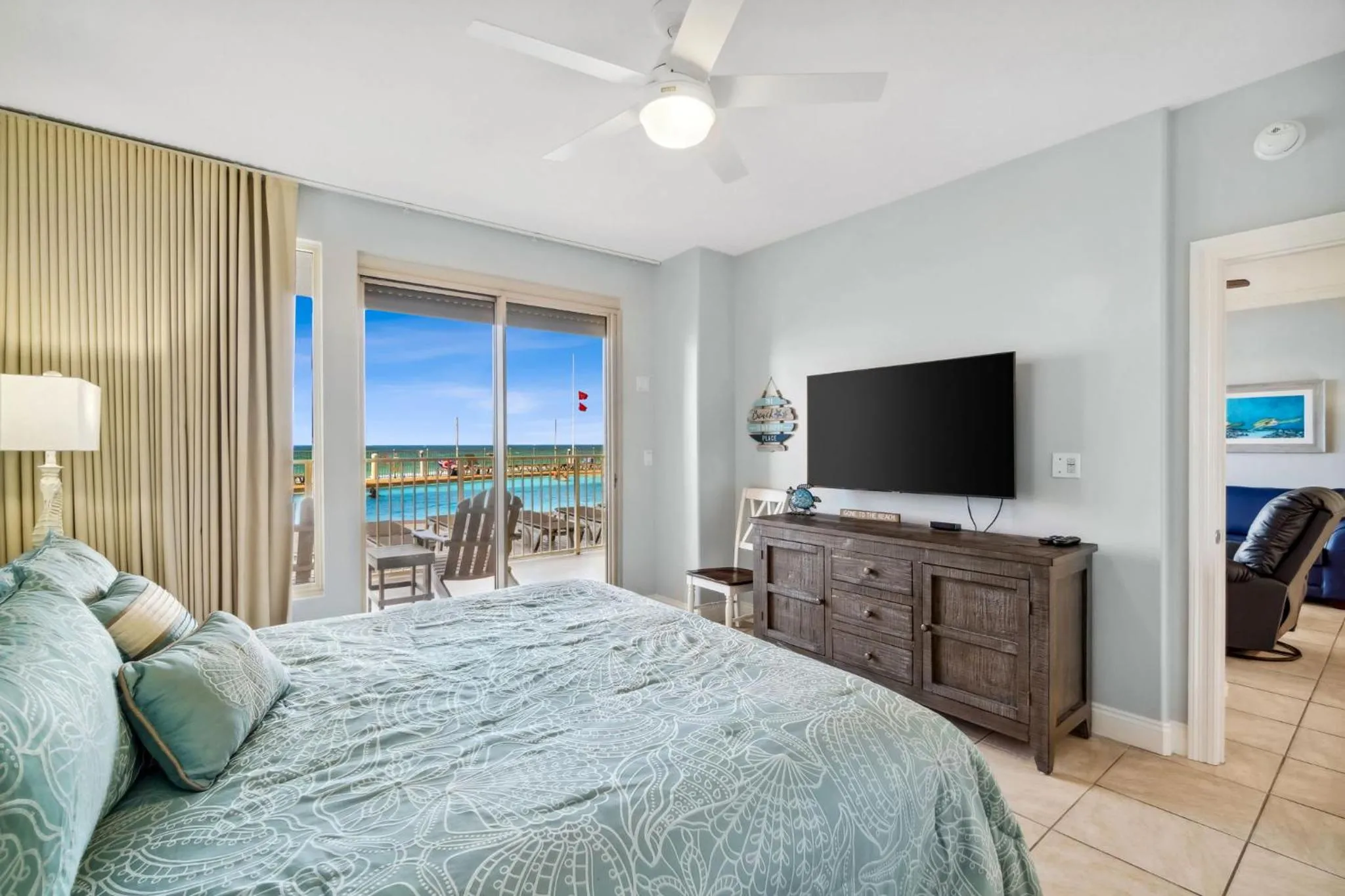 Property building, Bed in Treasure Island #0110