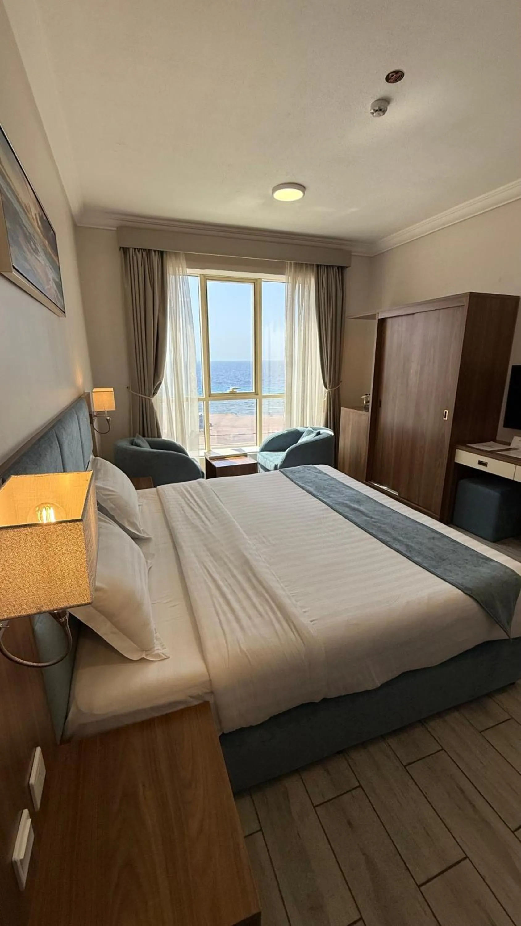 Communal lounge/ TV room, Bed in SEAVIEW HOTEL