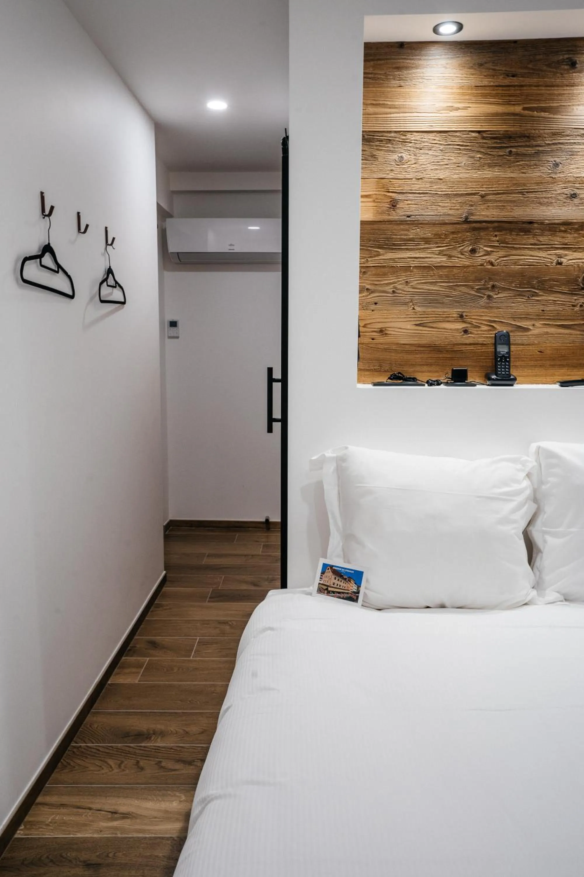 Bed in Auberge du Lyonnais