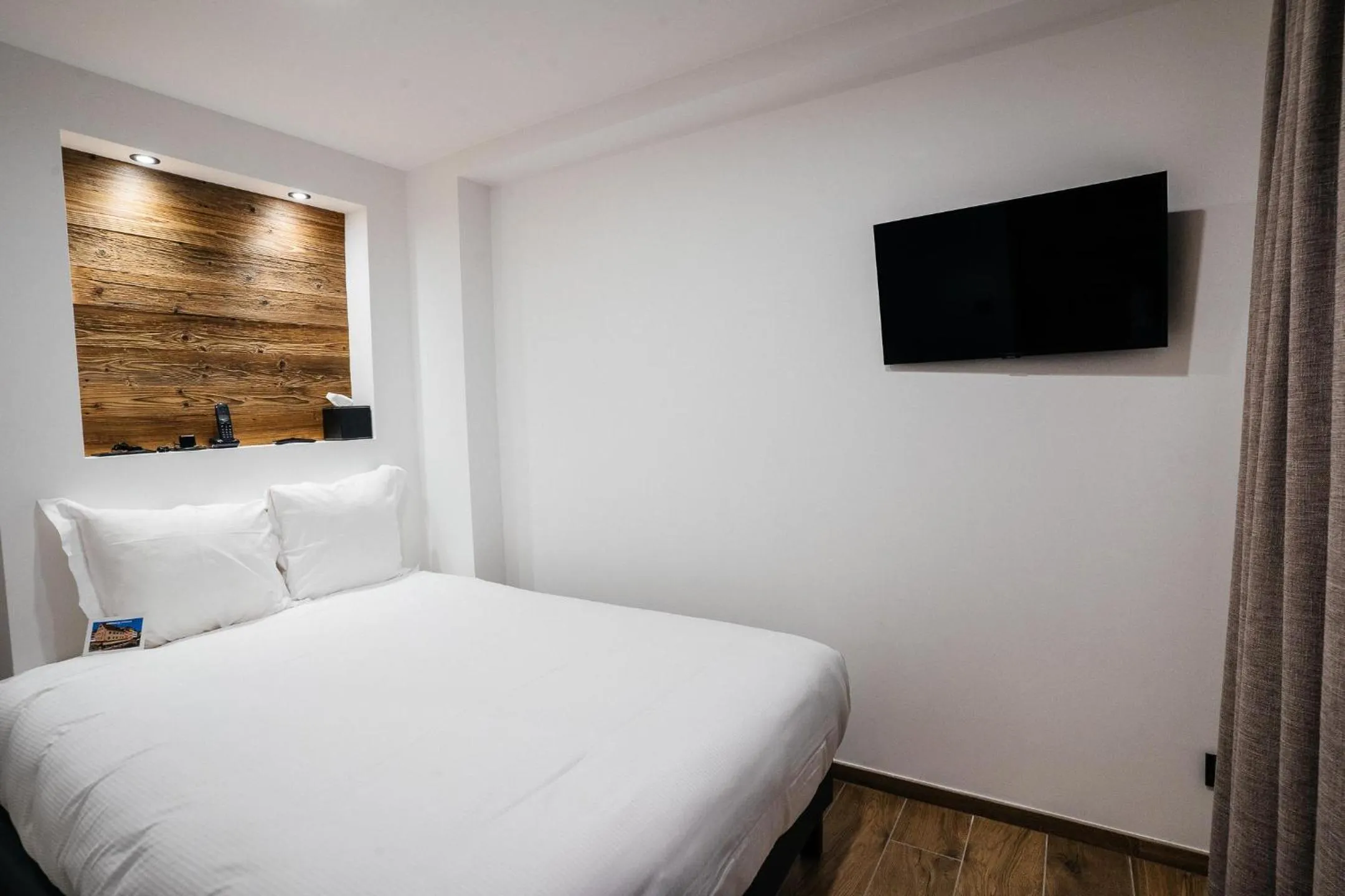 Bed in Auberge du Lyonnais