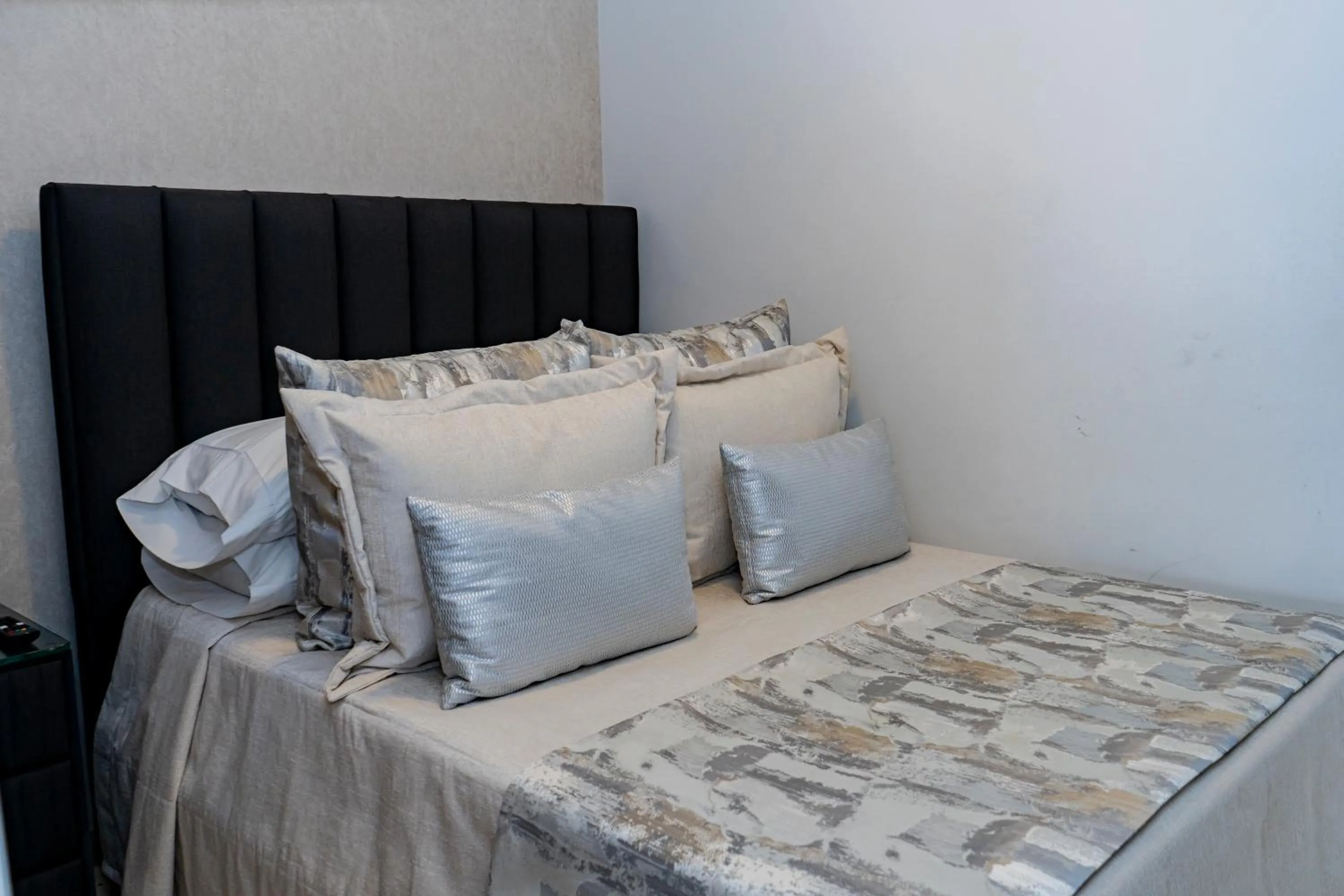 Bedroom, Bed in Apartamentos Gema Lujosos en Laureles