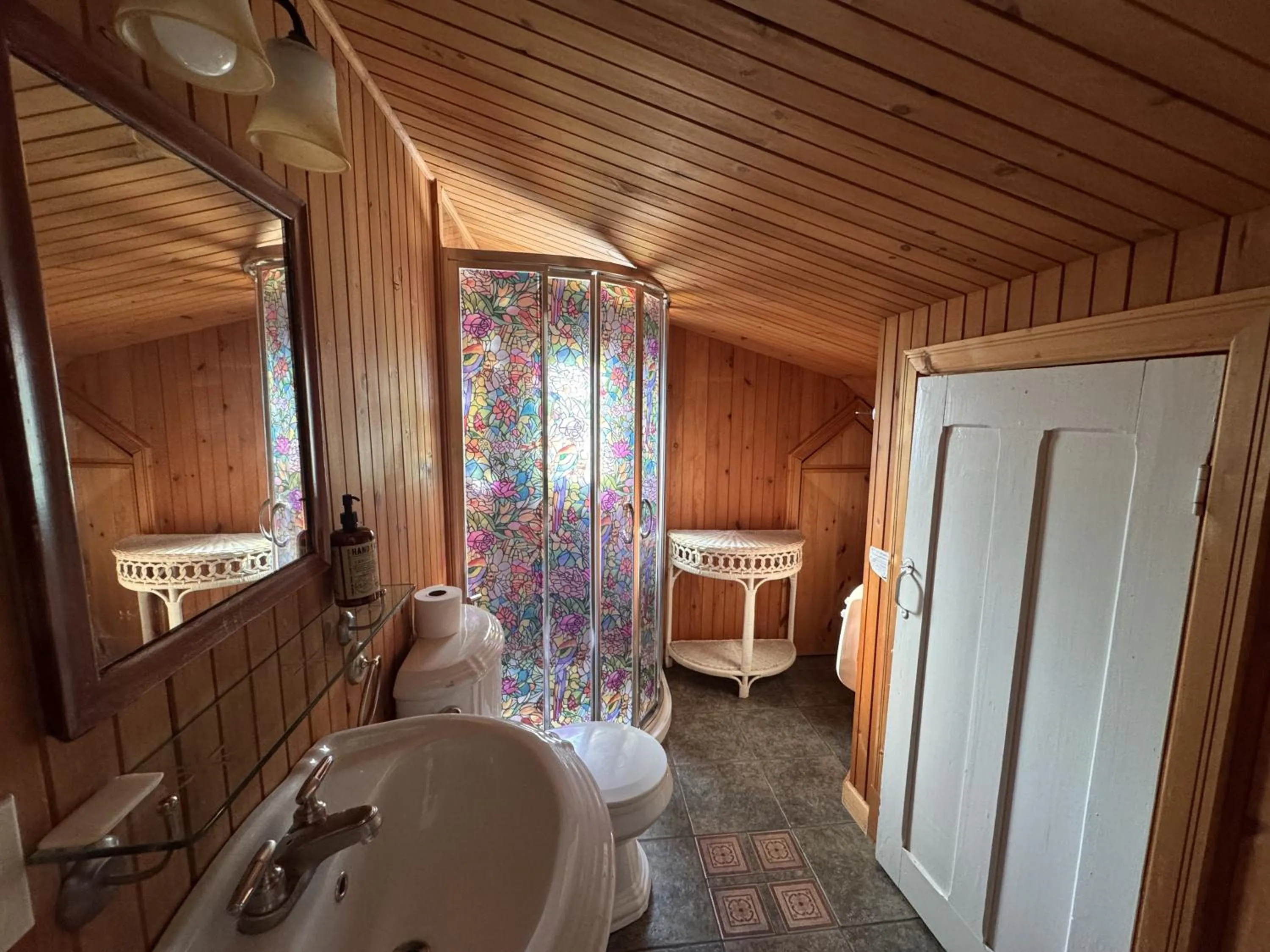 Shower in Le Salon des Inconnus