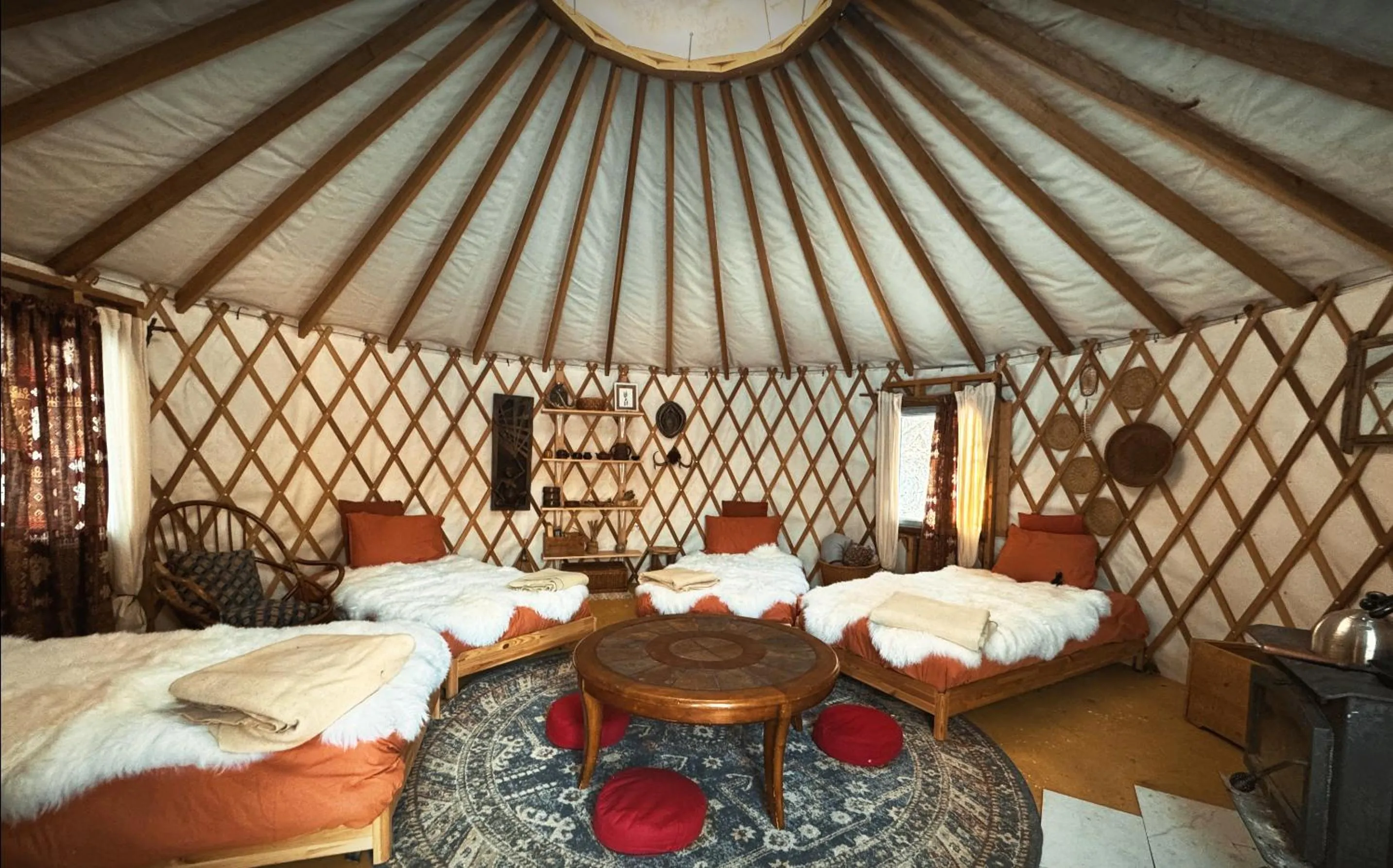 Photo of the whole room, Bed in Le Salon des Inconnus