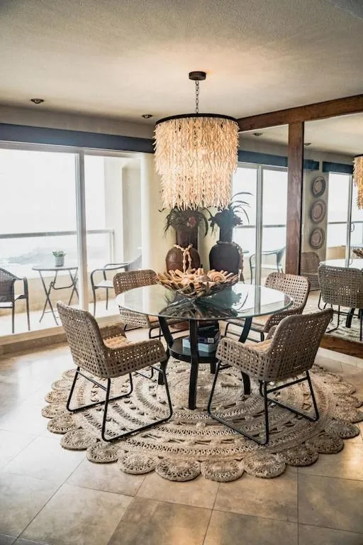 Dining area in 'Luxury Oceanfront Penthouse with Pools, Jacuzzis and Spectacular Ocean Views'