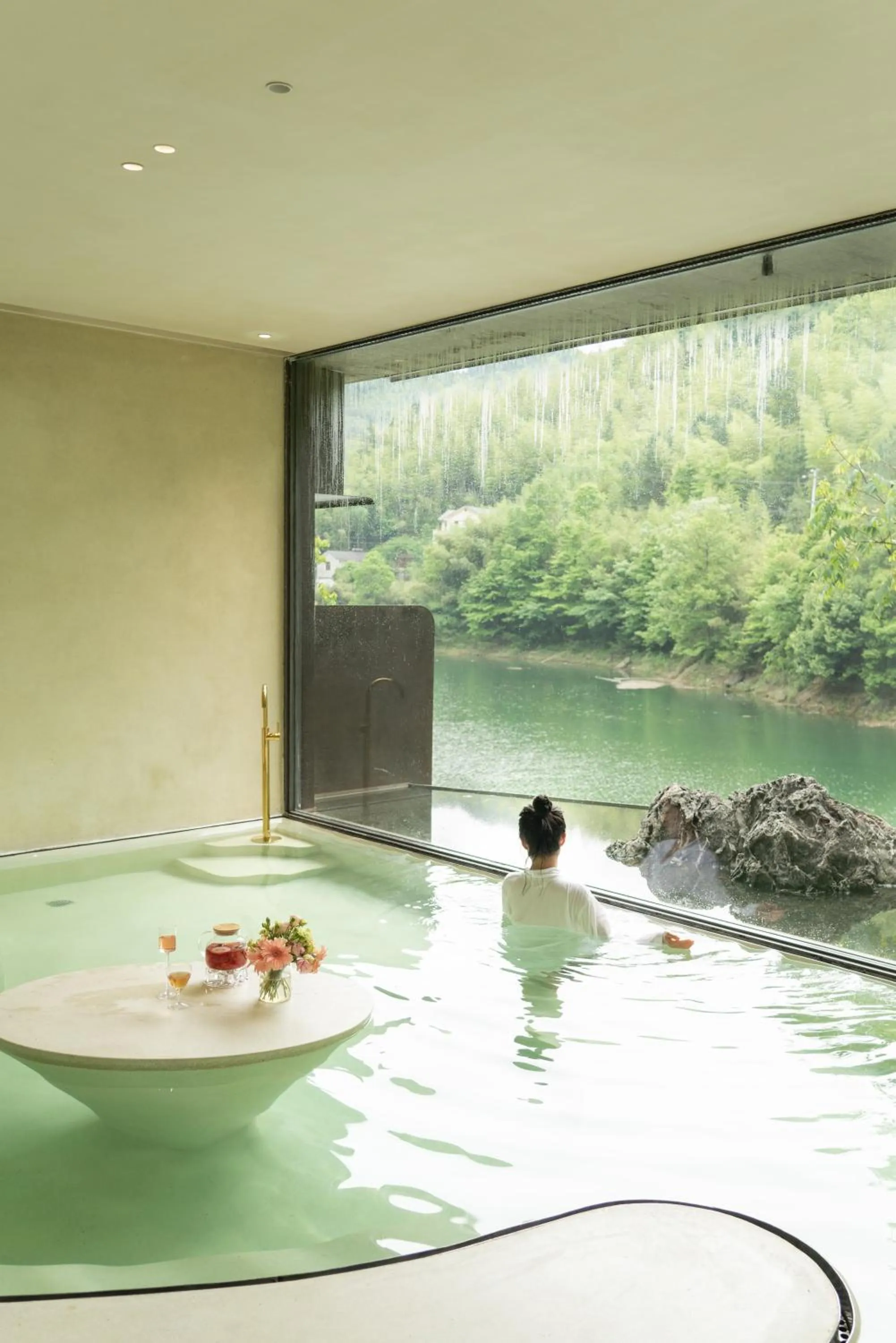 Hot Spring Bath in Yakamoz Qianchuan Hotel
