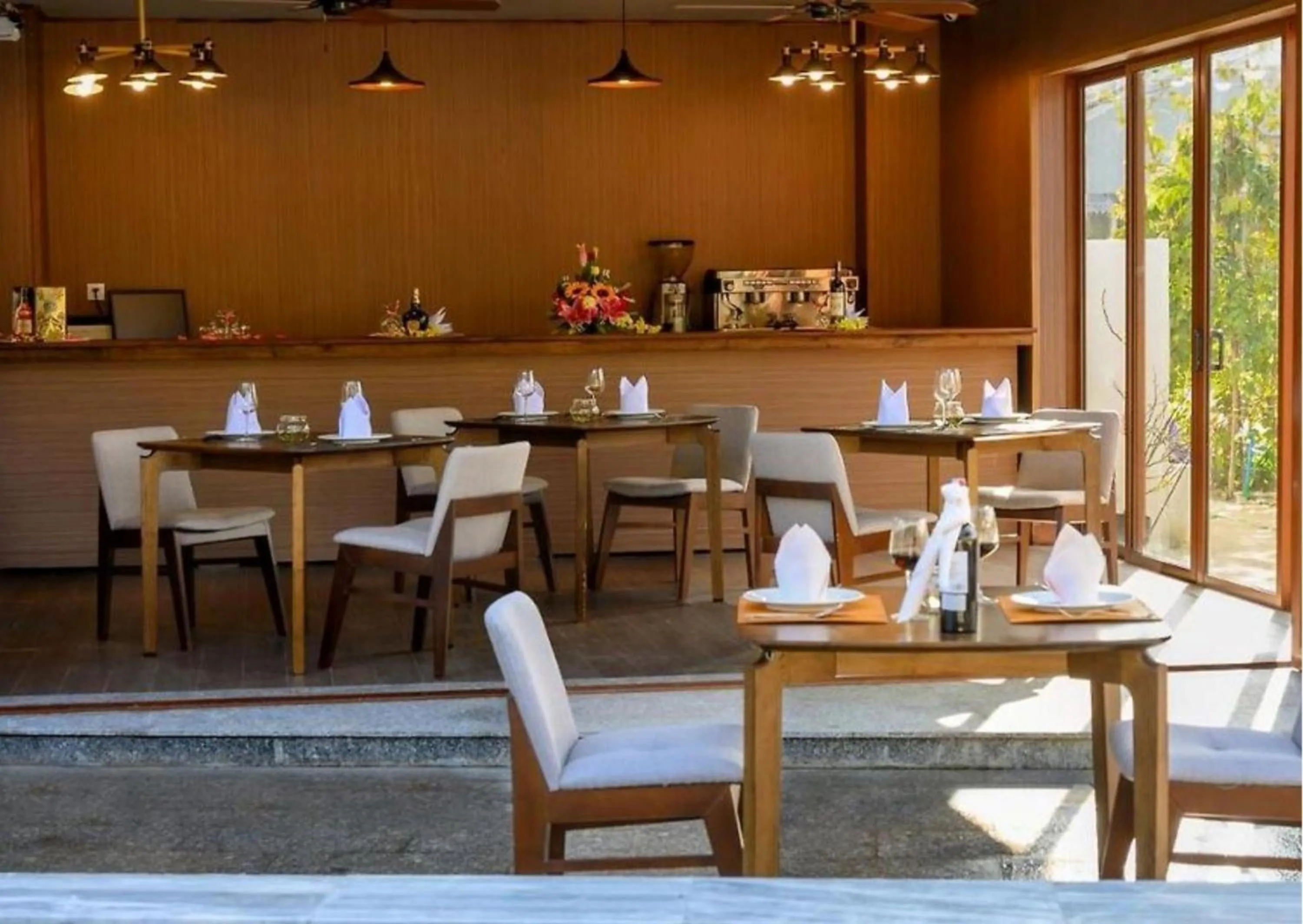 Restaurant/places to eat in HA Hotel Apartments Ocean Front