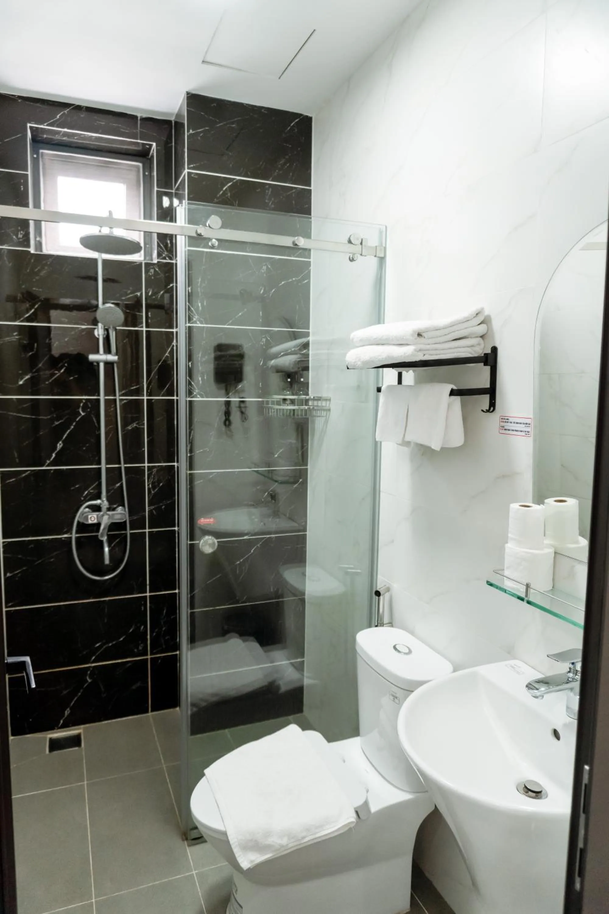 Toilet in Lucasta Hotel