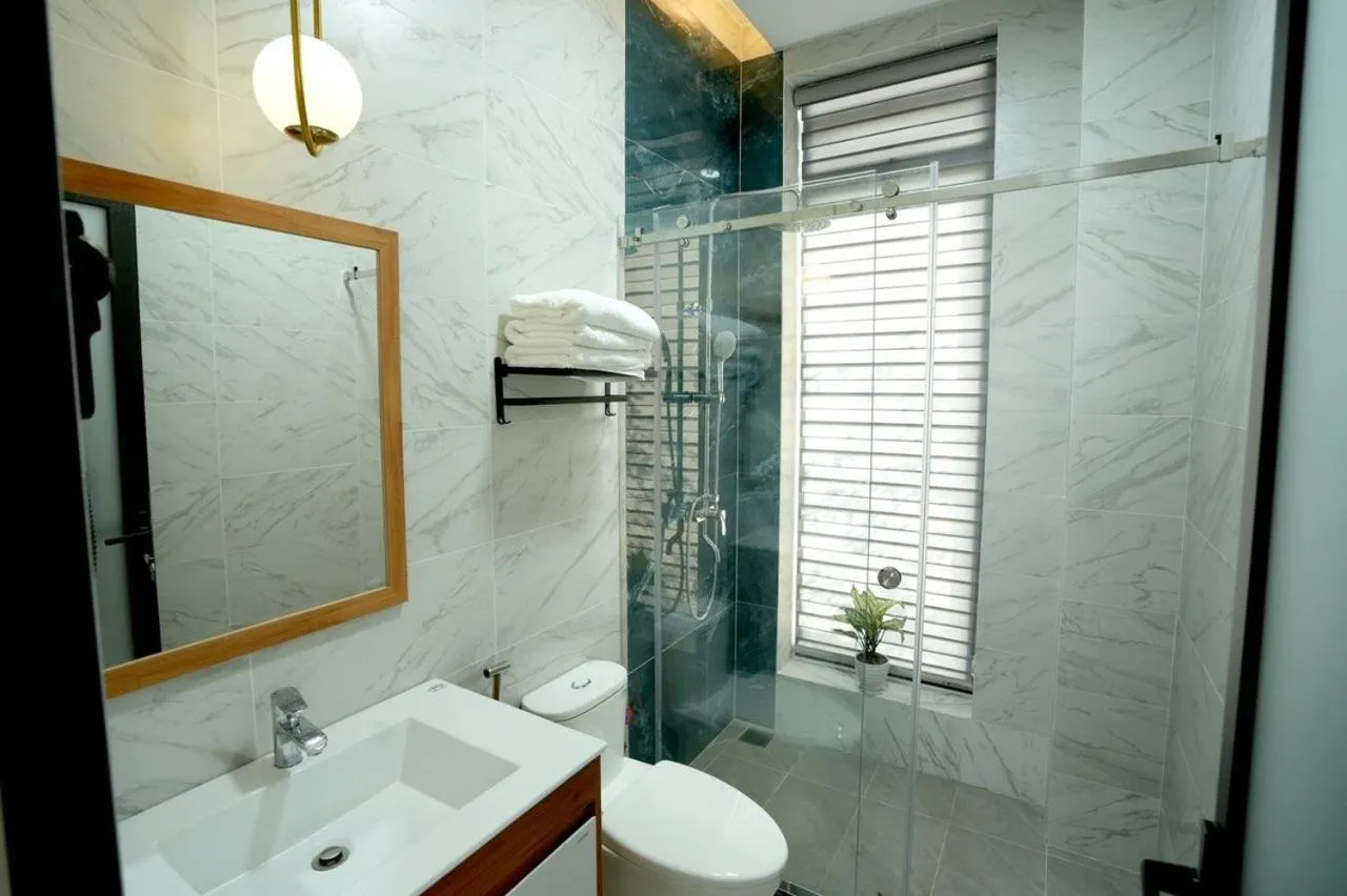 Toilet in Lucasta Hotel