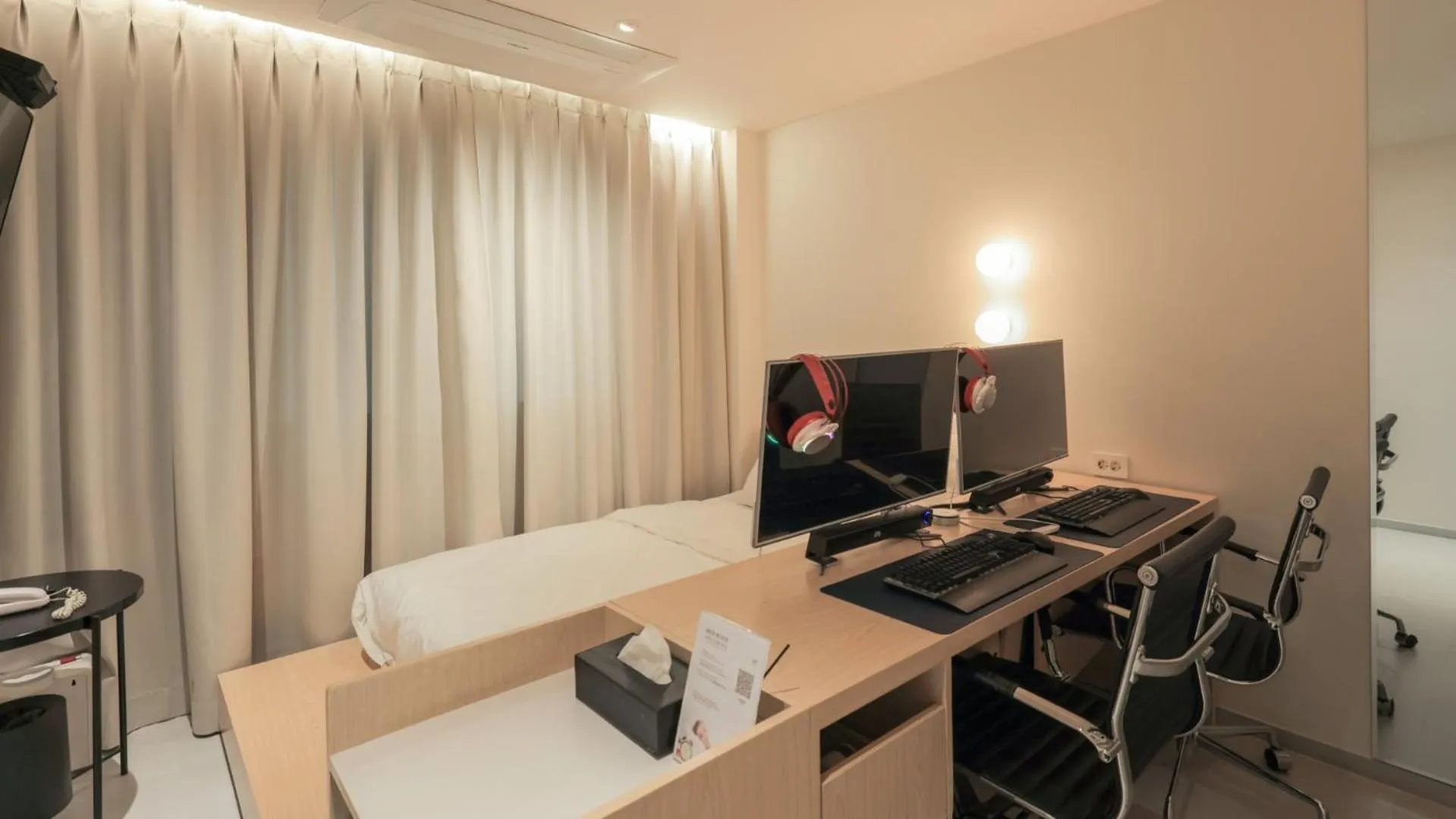 Evening entertainment in Aank Hotel Osan