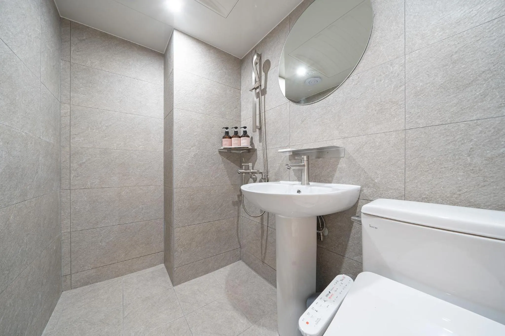 Shower in Anook Hotel Guri