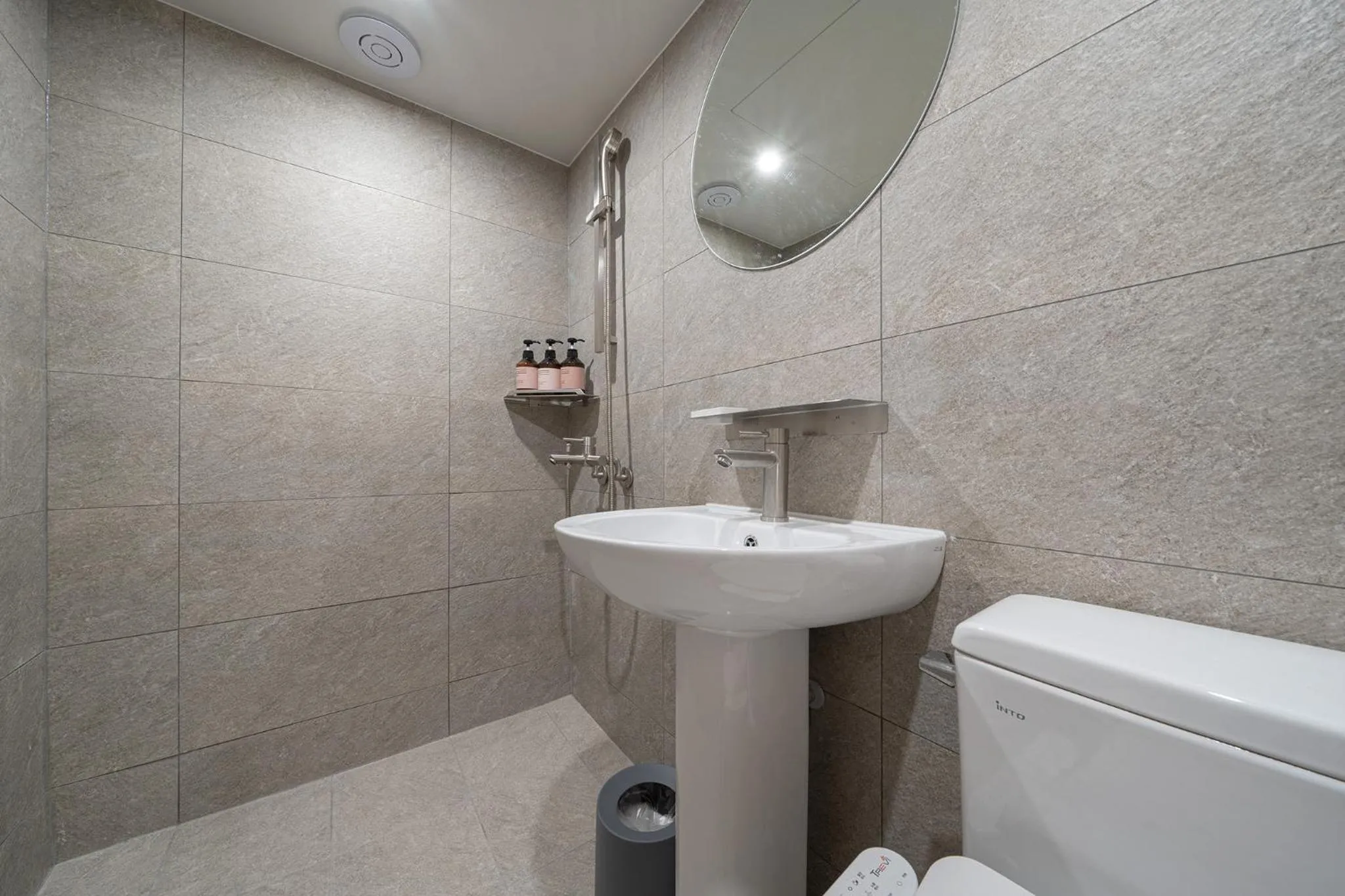 Shower in Anook Hotel Guri