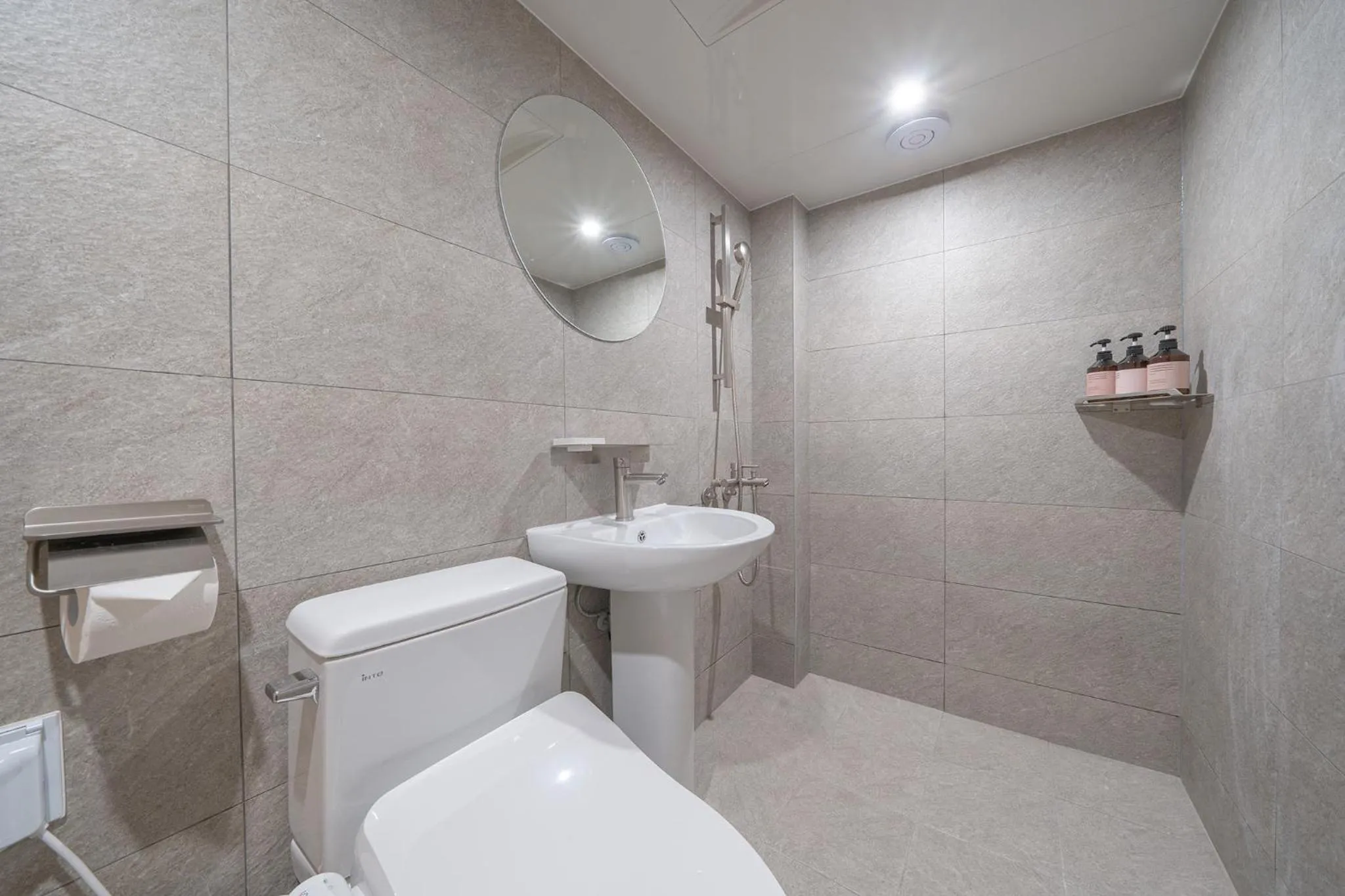 Shower in Anook Hotel Guri