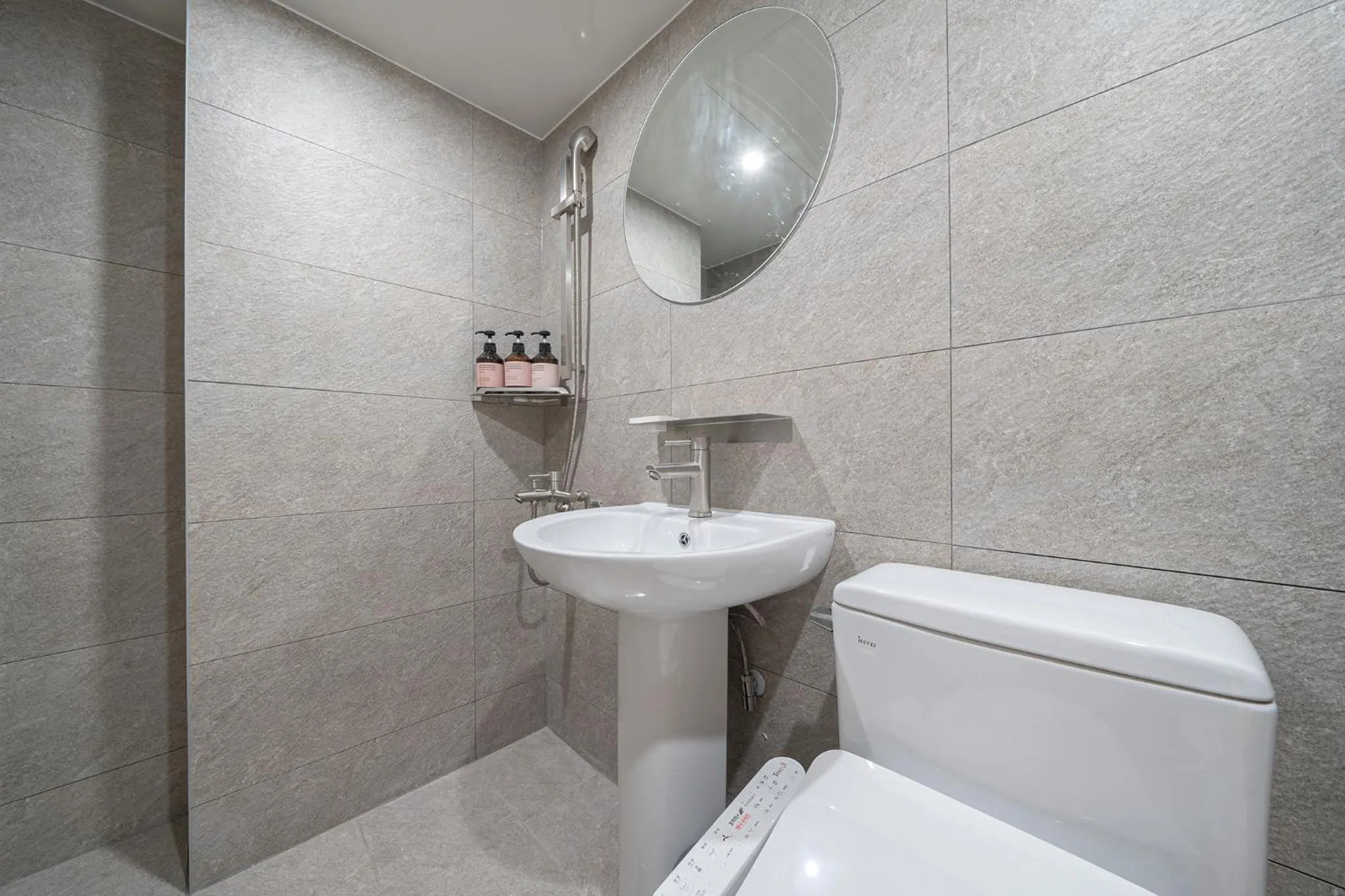 Shower in Anook Hotel Guri