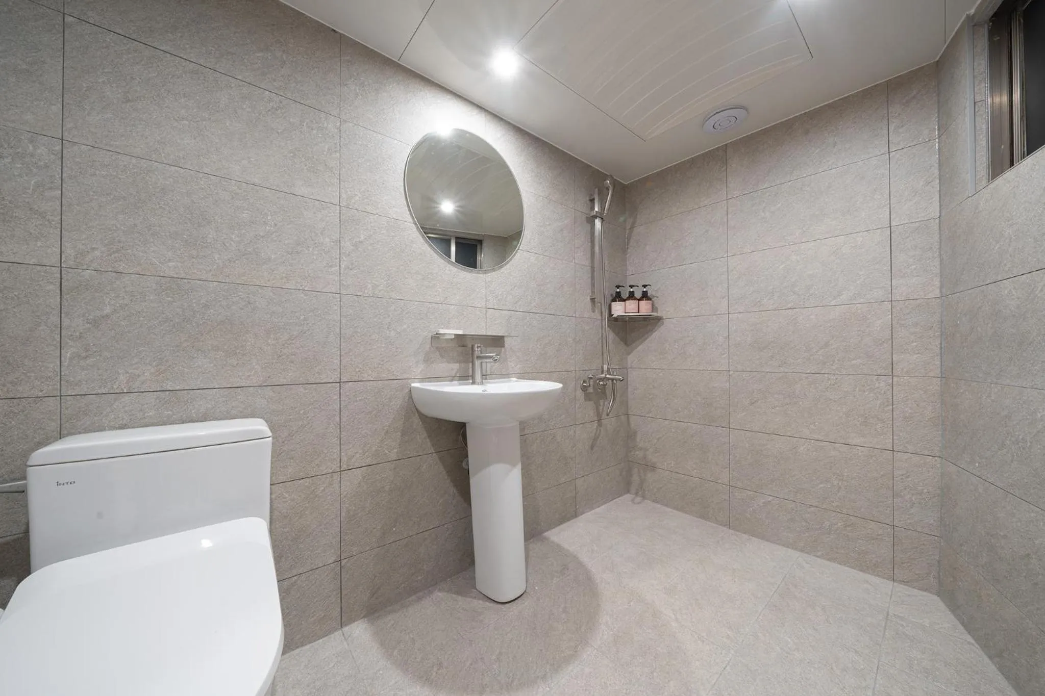 Shower in Anook Hotel Guri