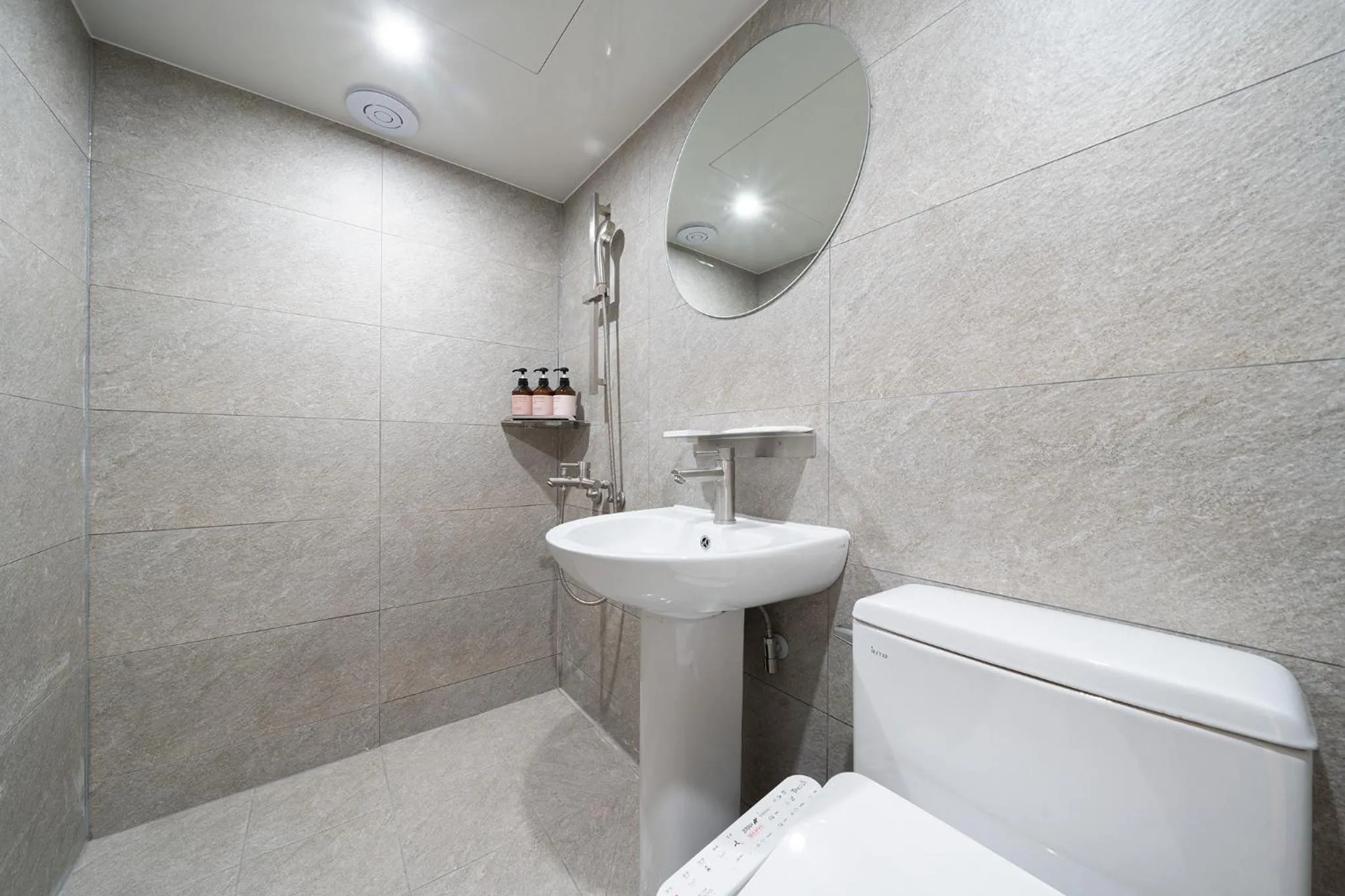 Shower in Anook Hotel Guri