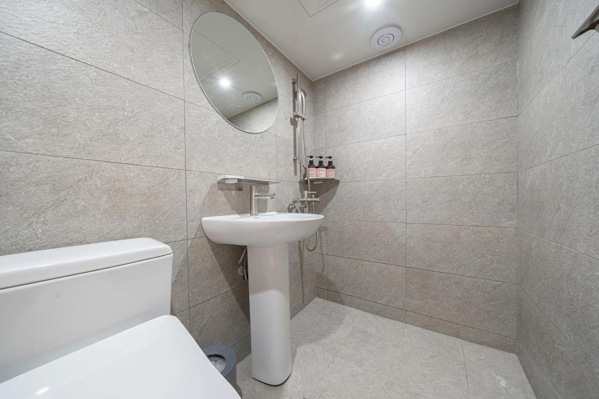 Shower in Anook Hotel Guri