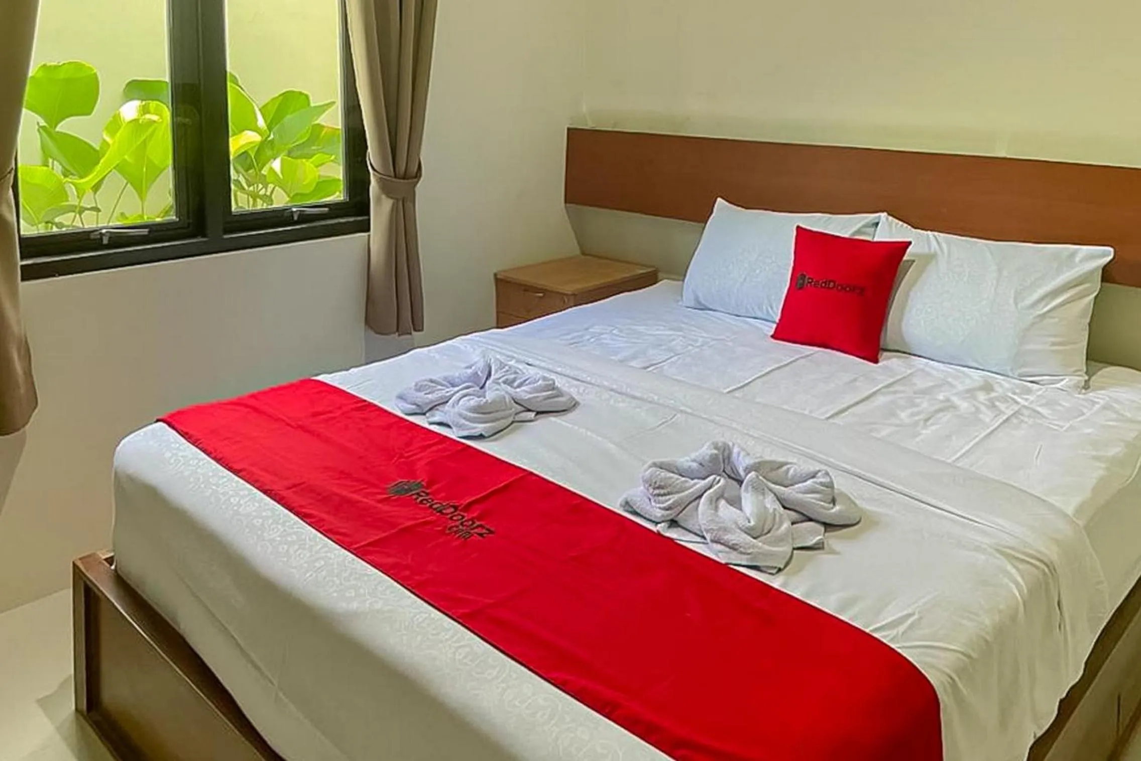 Bedroom, Bed in RedDoorz Syariah near Stasiun Madiun 2