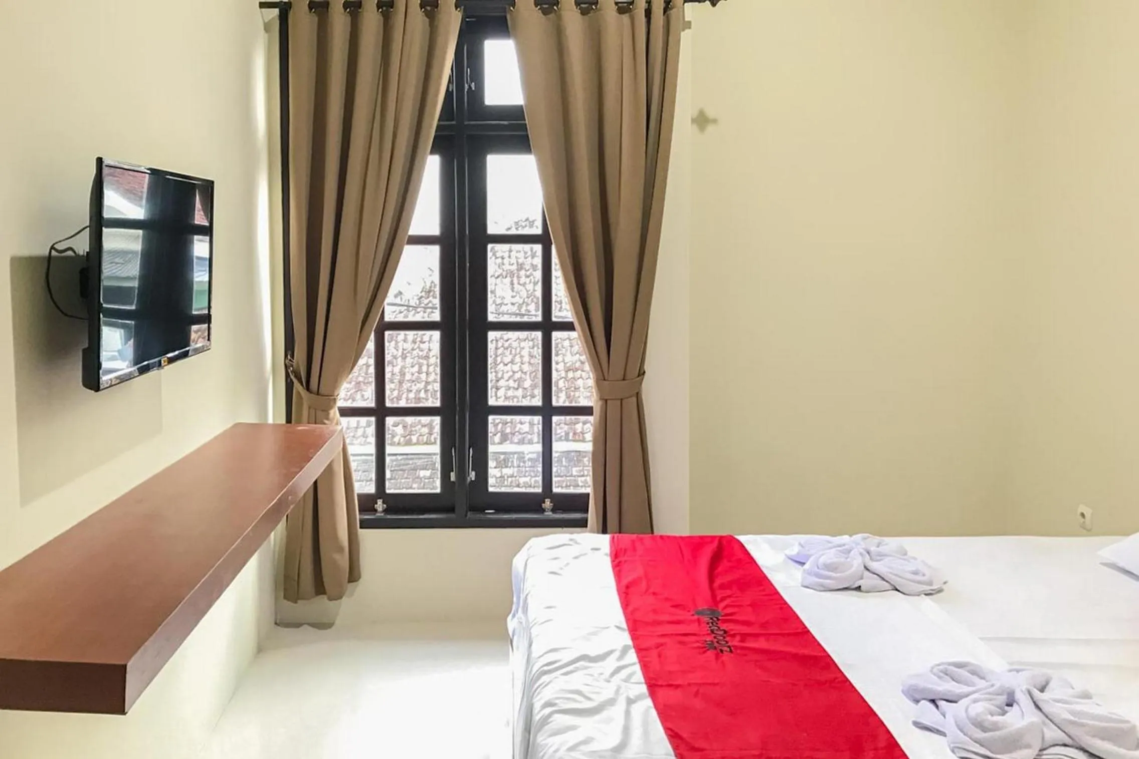 Bedroom, Bed in RedDoorz Syariah near Stasiun Madiun 2