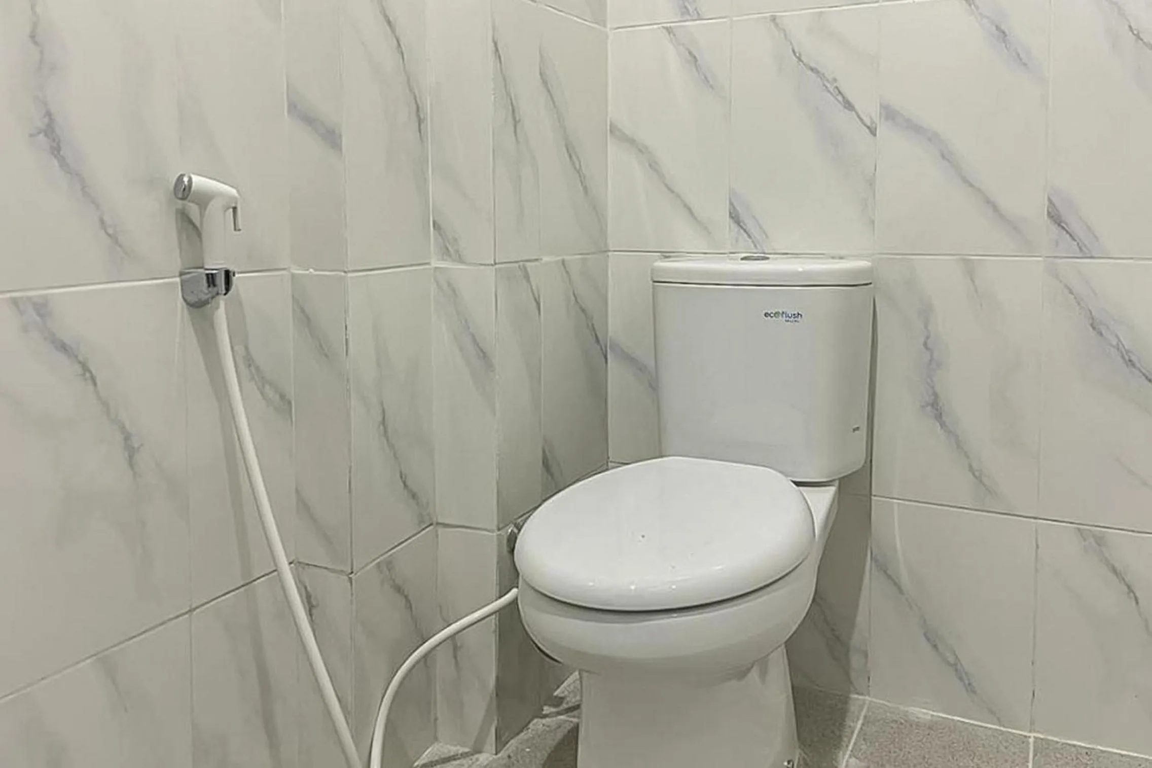 Bathroom in RedDoorz Syariah near Stasiun Madiun 2