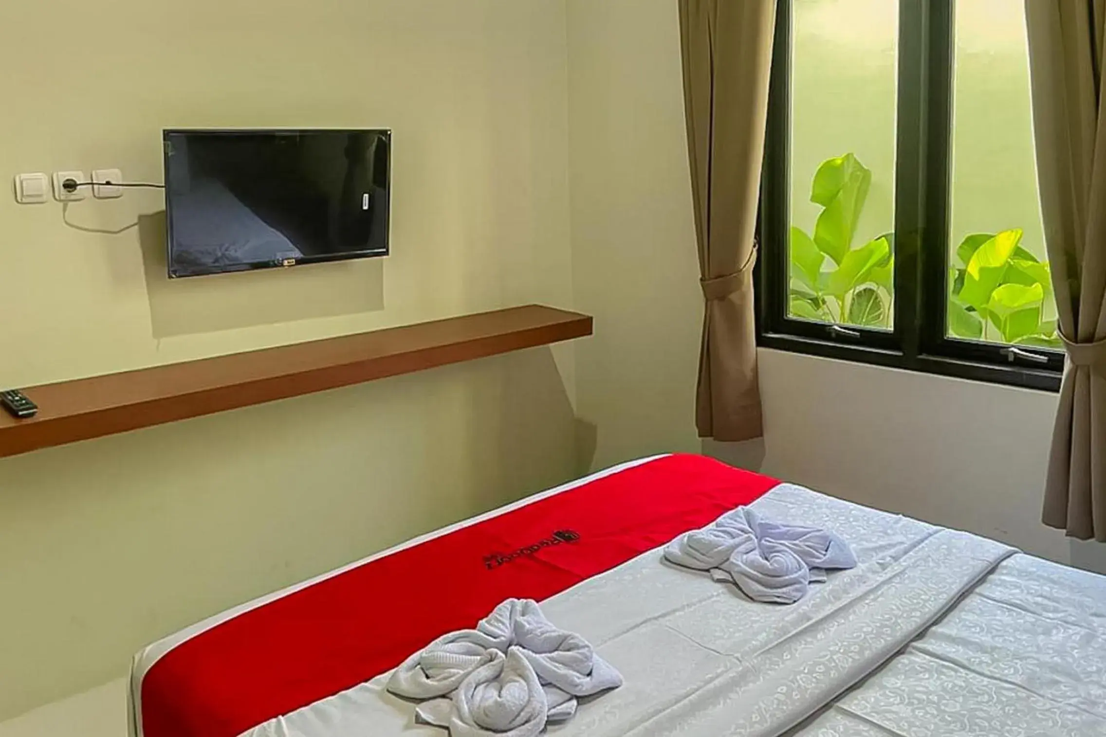 Bedroom, Bed in RedDoorz Syariah near Stasiun Madiun 2 Bedroom, Bed in RedDoorz Syariah near Stasiun Madiun 2