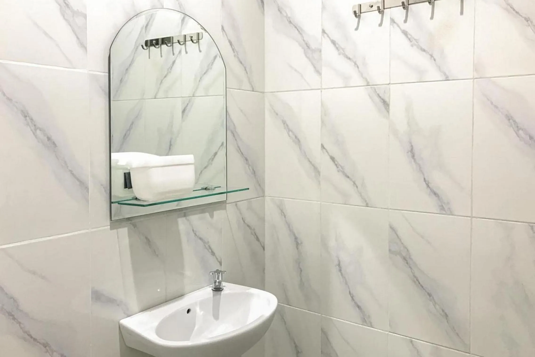 Bathroom in RedDoorz Syariah near Stasiun Madiun 2