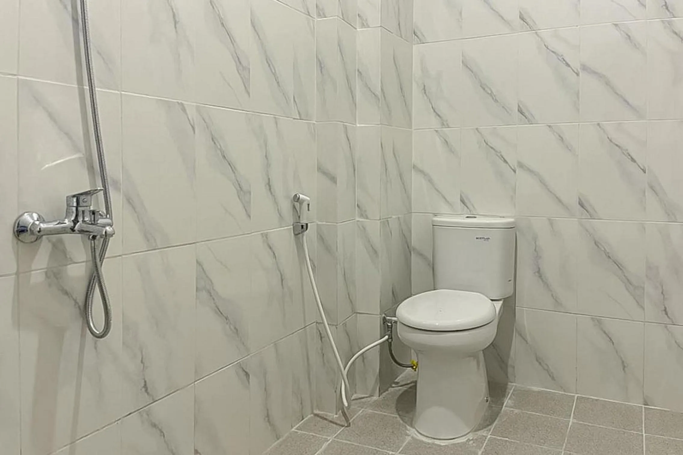 Bathroom in RedDoorz Syariah near Stasiun Madiun 2