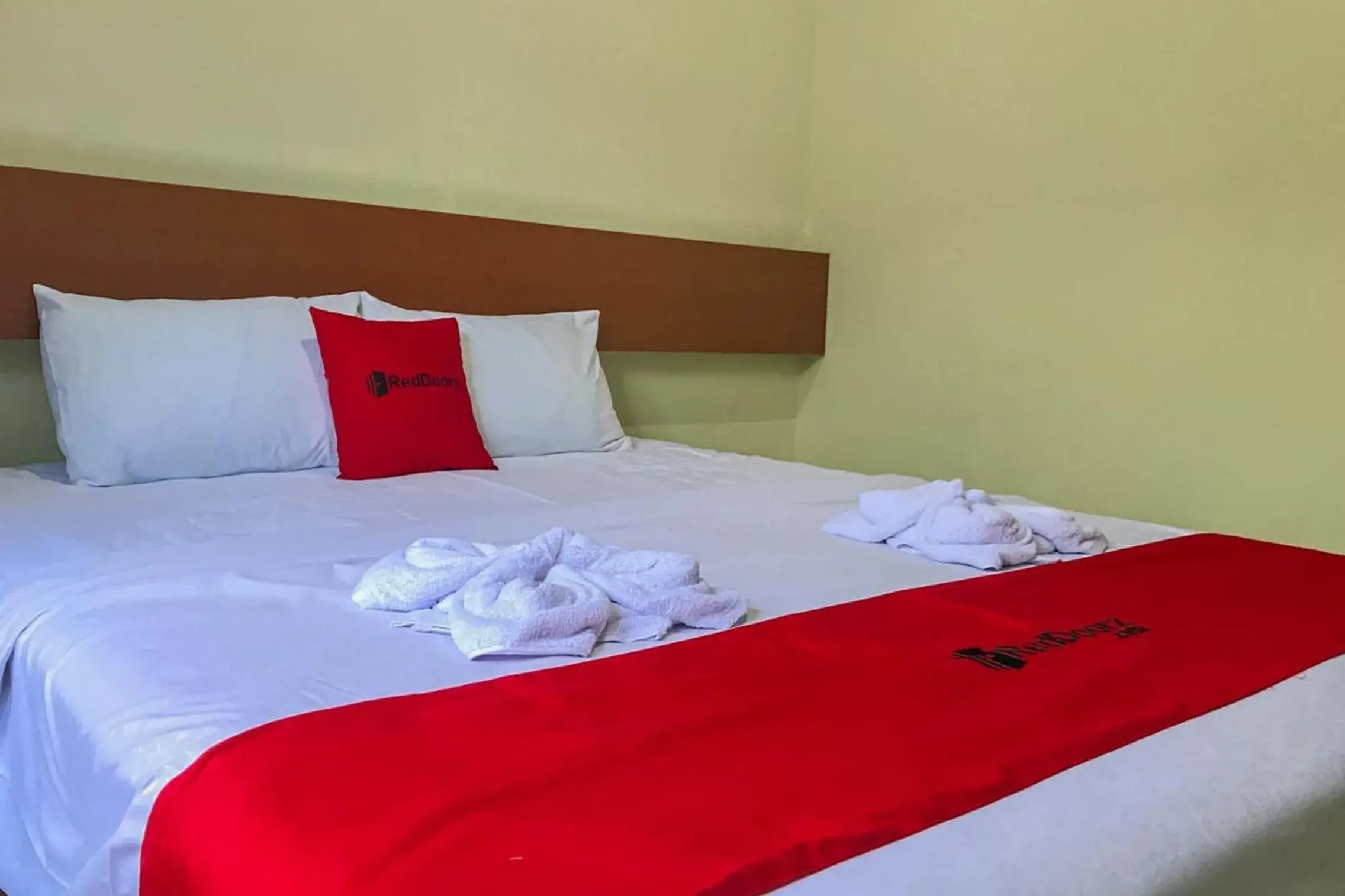 Bedroom, Bed in RedDoorz Syariah near Stasiun Madiun 2 Bedroom, Bed in RedDoorz Syariah near Stasiun Madiun 2