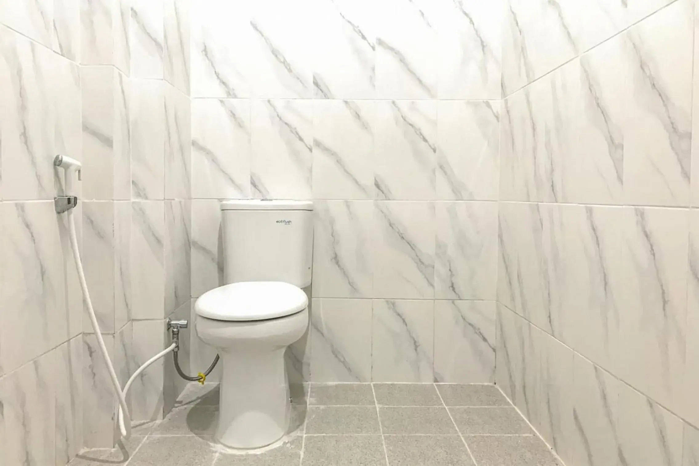 Bathroom in RedDoorz Syariah near Stasiun Madiun 2 Bathroom in RedDoorz Syariah near Stasiun Madiun 2