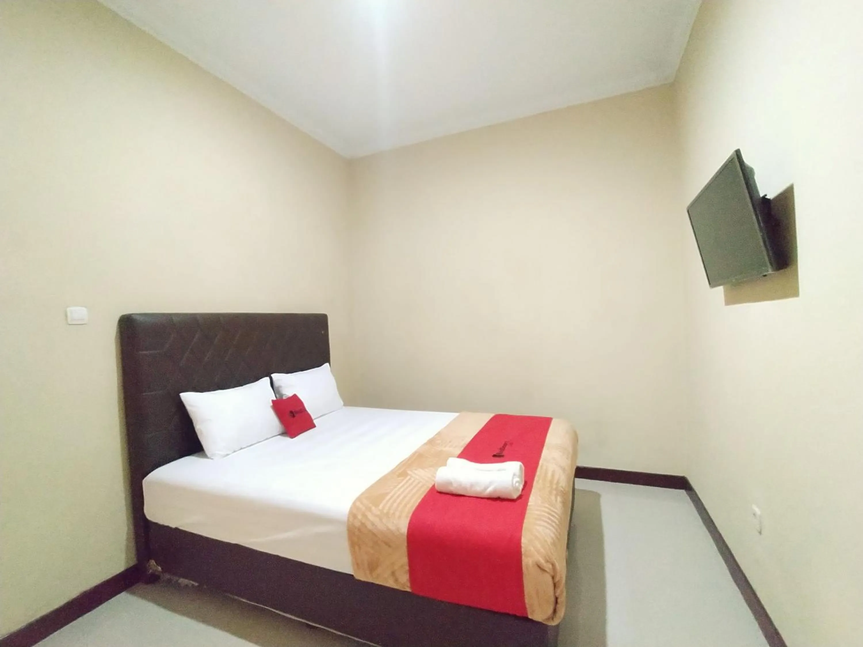 Bedroom, Bed in RedDoorz near Prawirotaman Yogyakarta