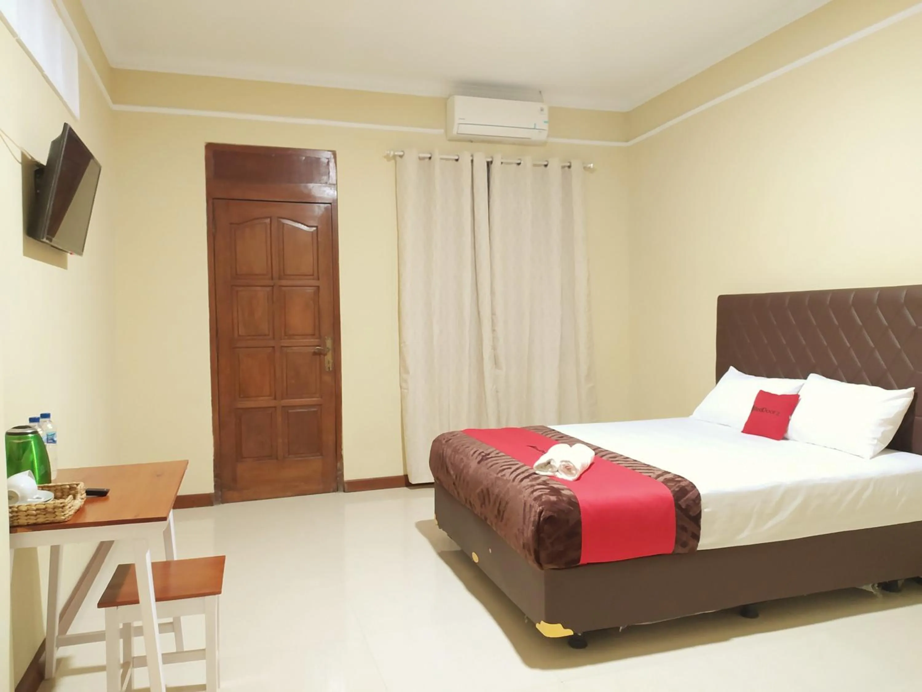 Bedroom, Bed in RedDoorz near Prawirotaman Yogyakarta