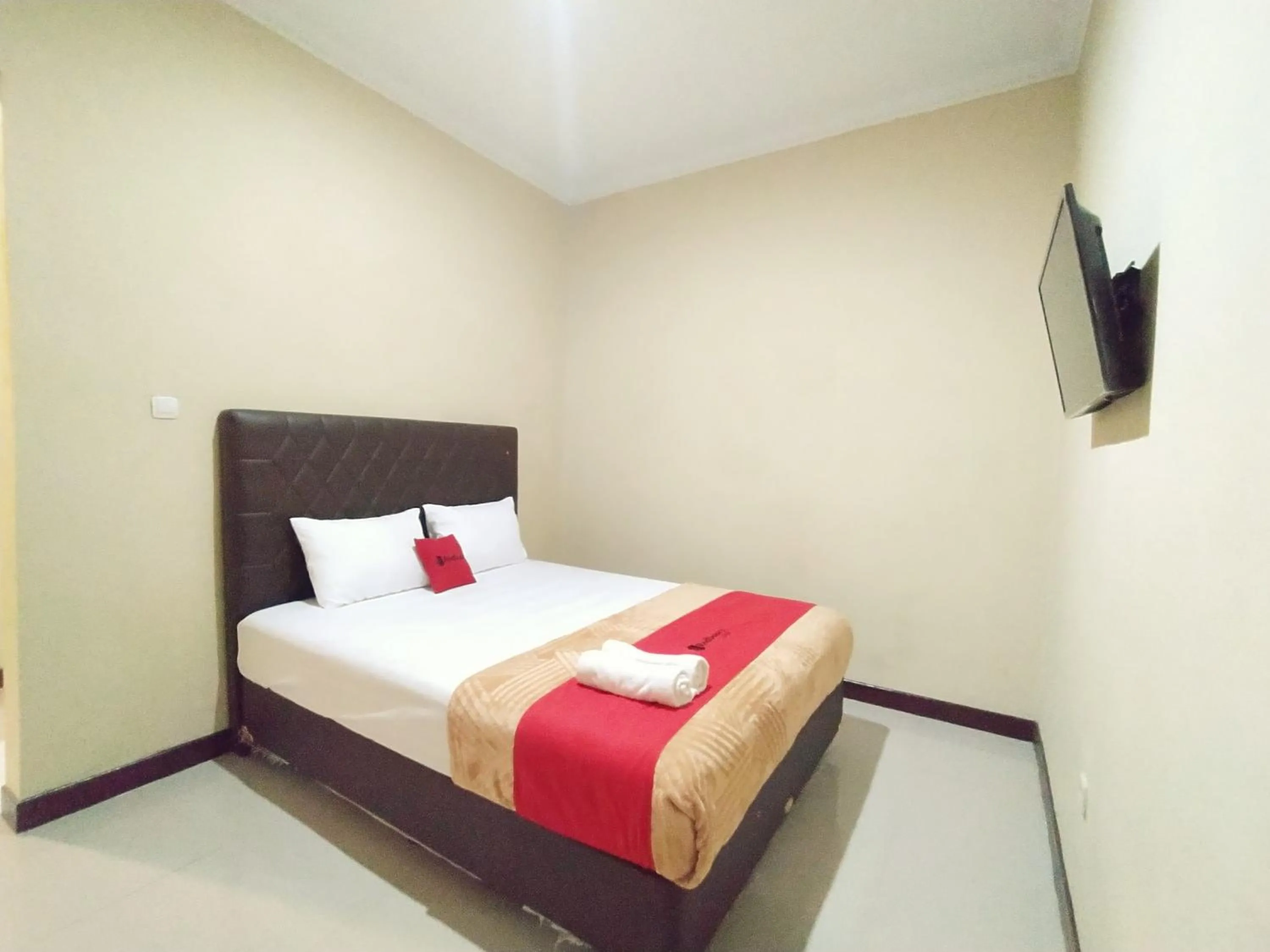 Bedroom, Bed in RedDoorz near Prawirotaman Yogyakarta