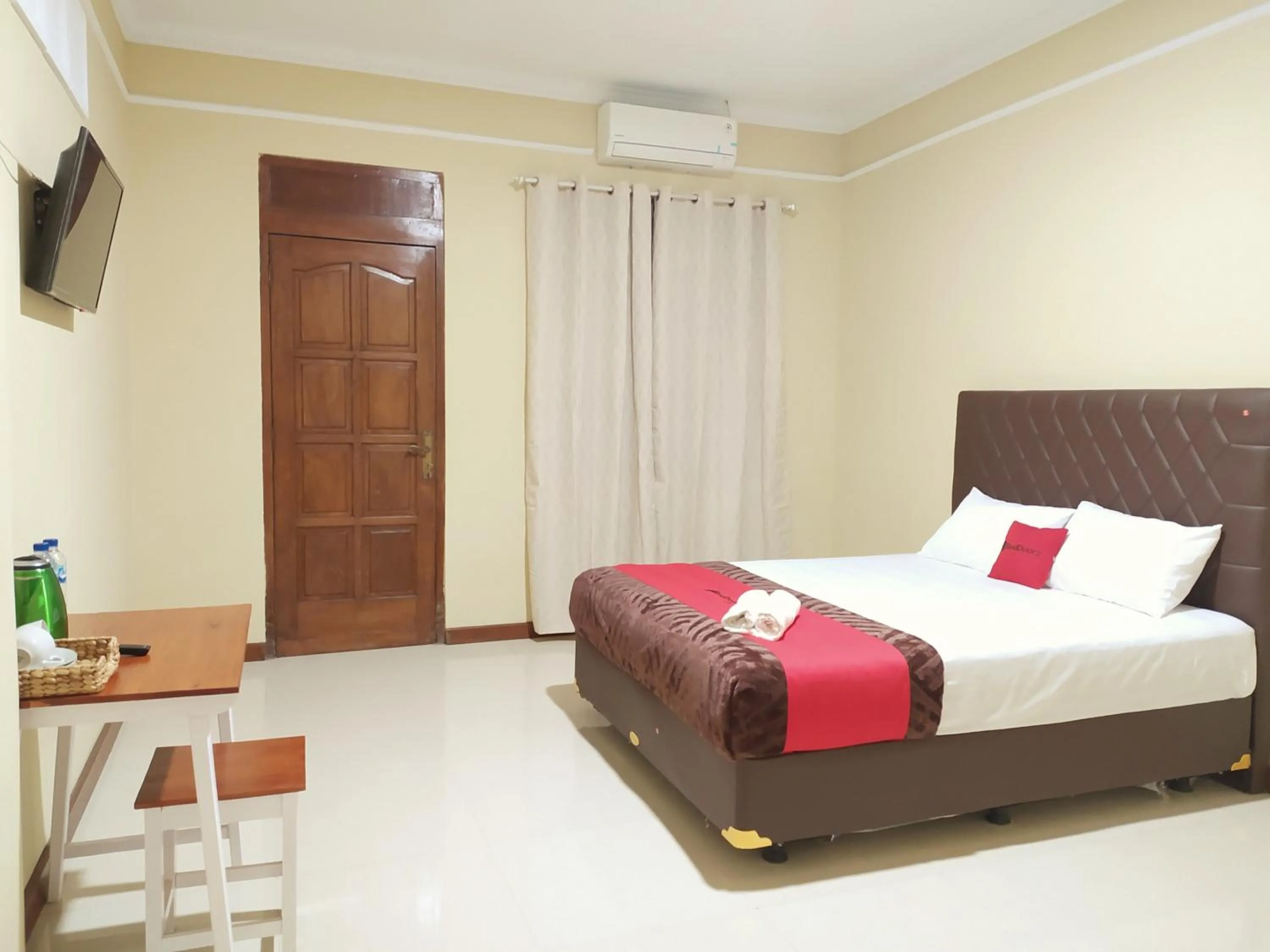 Bedroom, Bed in RedDoorz near Prawirotaman Yogyakarta