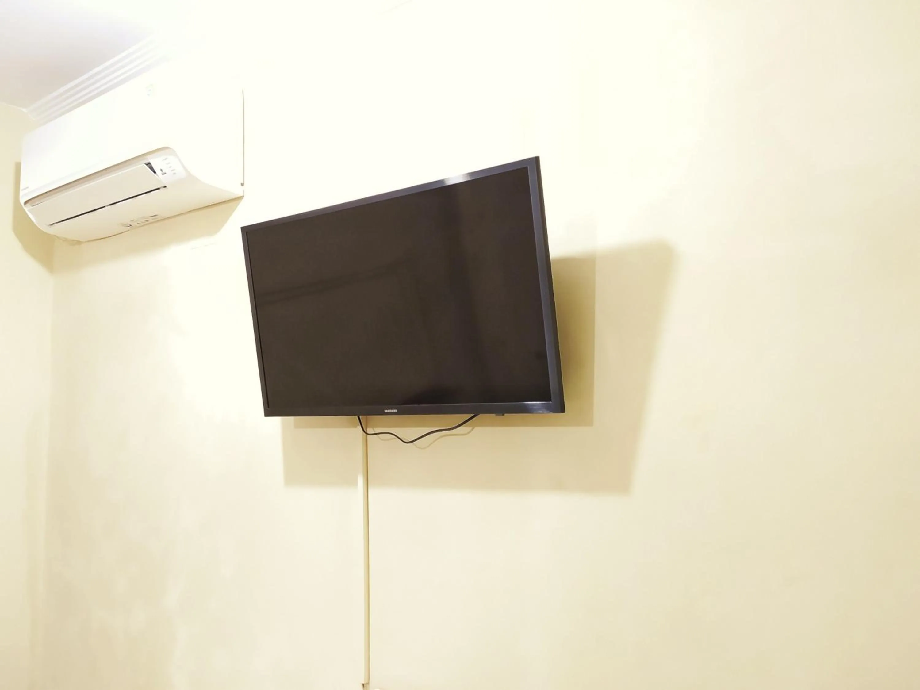 Communal lounge/ TV room in RedDoorz near Prawirotaman Yogyakarta