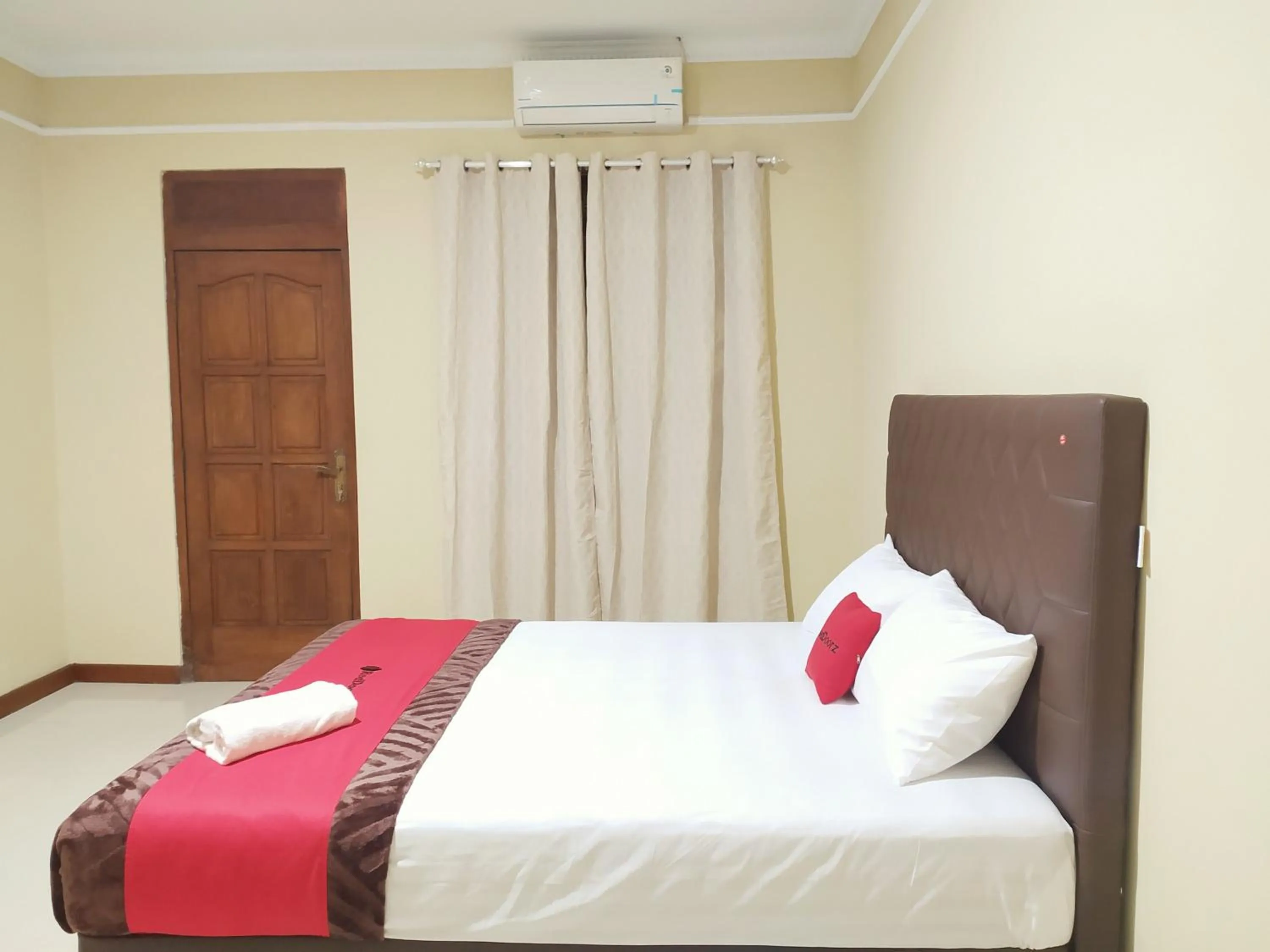 Bedroom, Bed in RedDoorz near Prawirotaman Yogyakarta