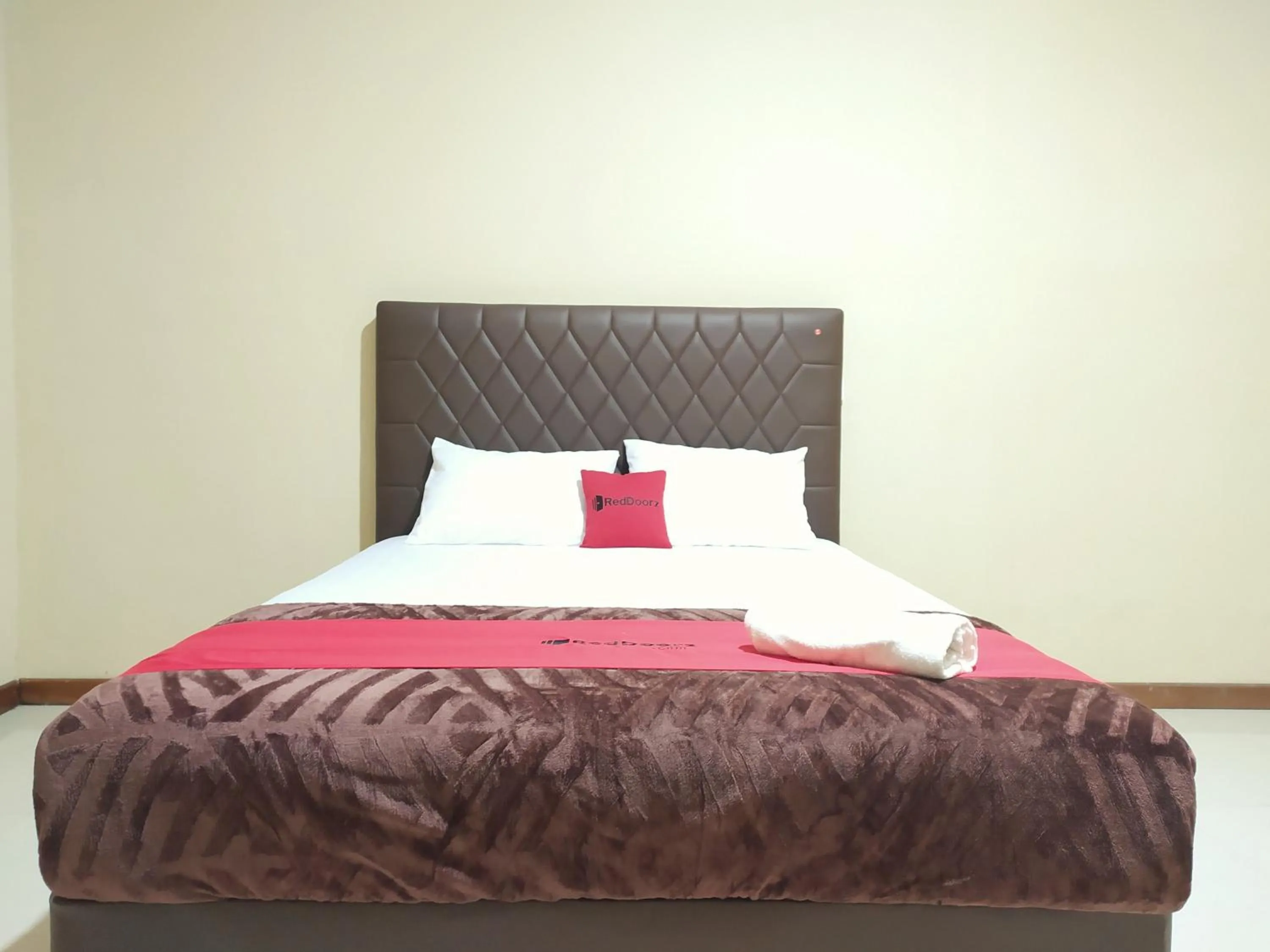 Bedroom, Bed in RedDoorz near Prawirotaman Yogyakarta