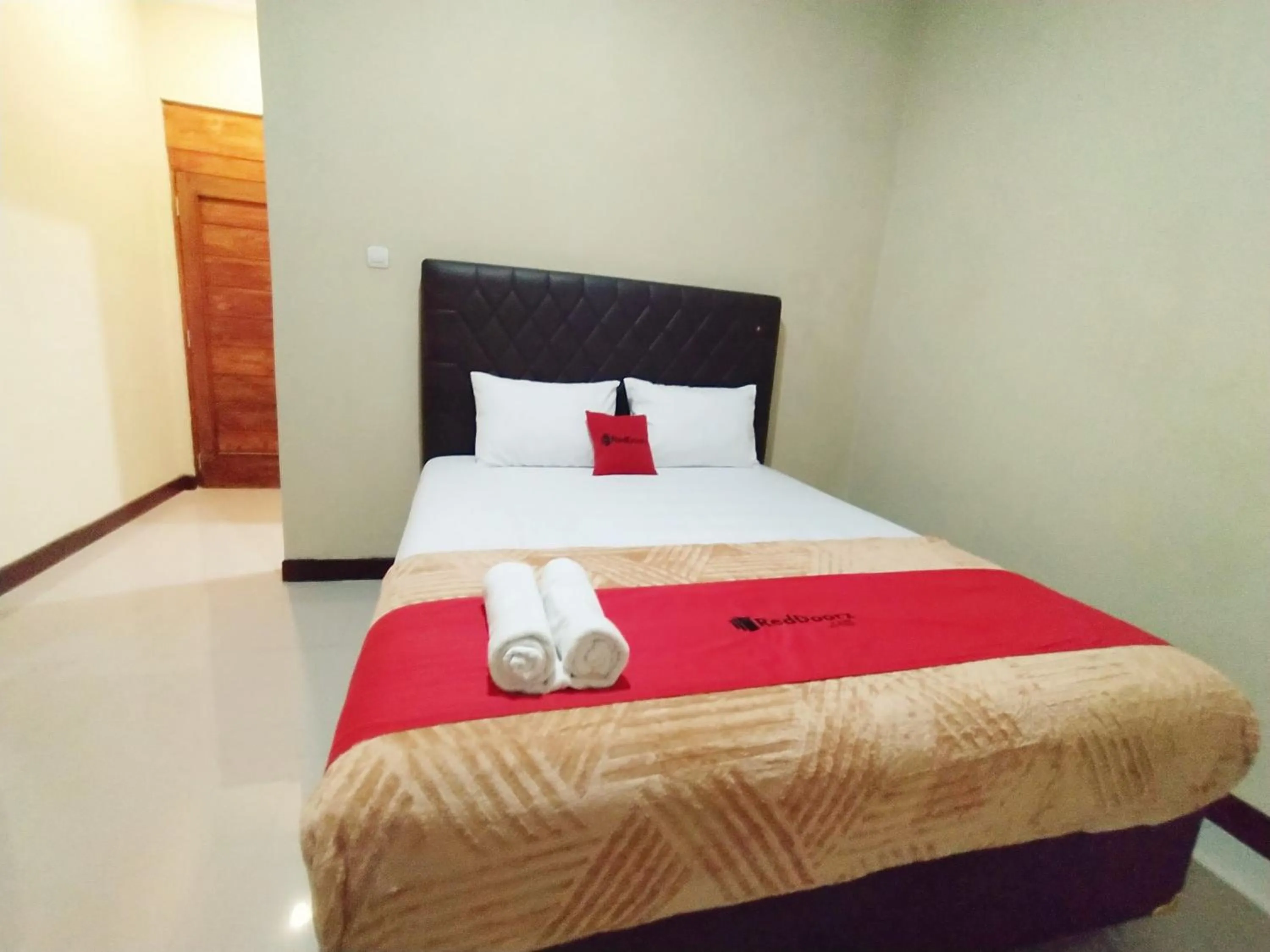 Bedroom, Bed in RedDoorz near Prawirotaman Yogyakarta