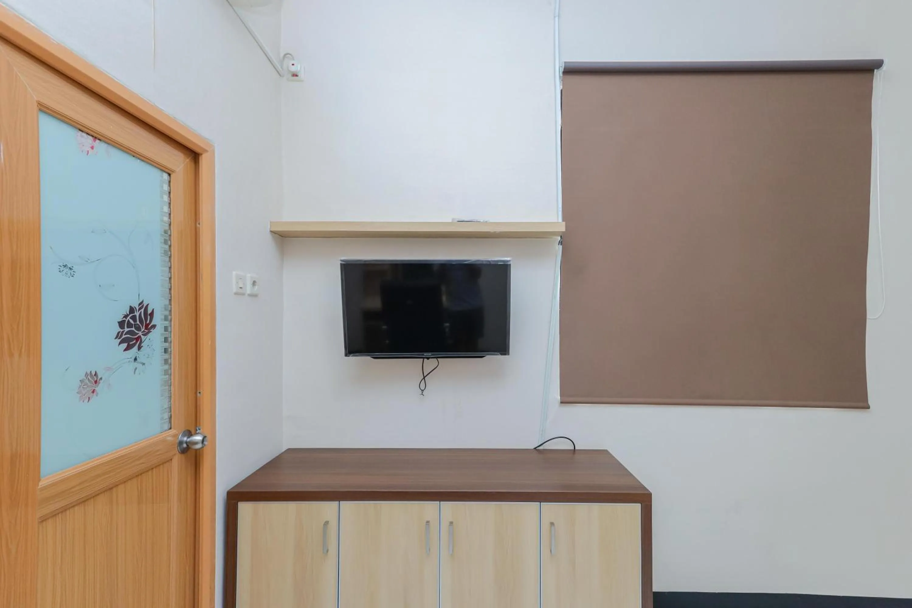 TV and multimedia in Urbanview Roemah Tebet by RedDoorz