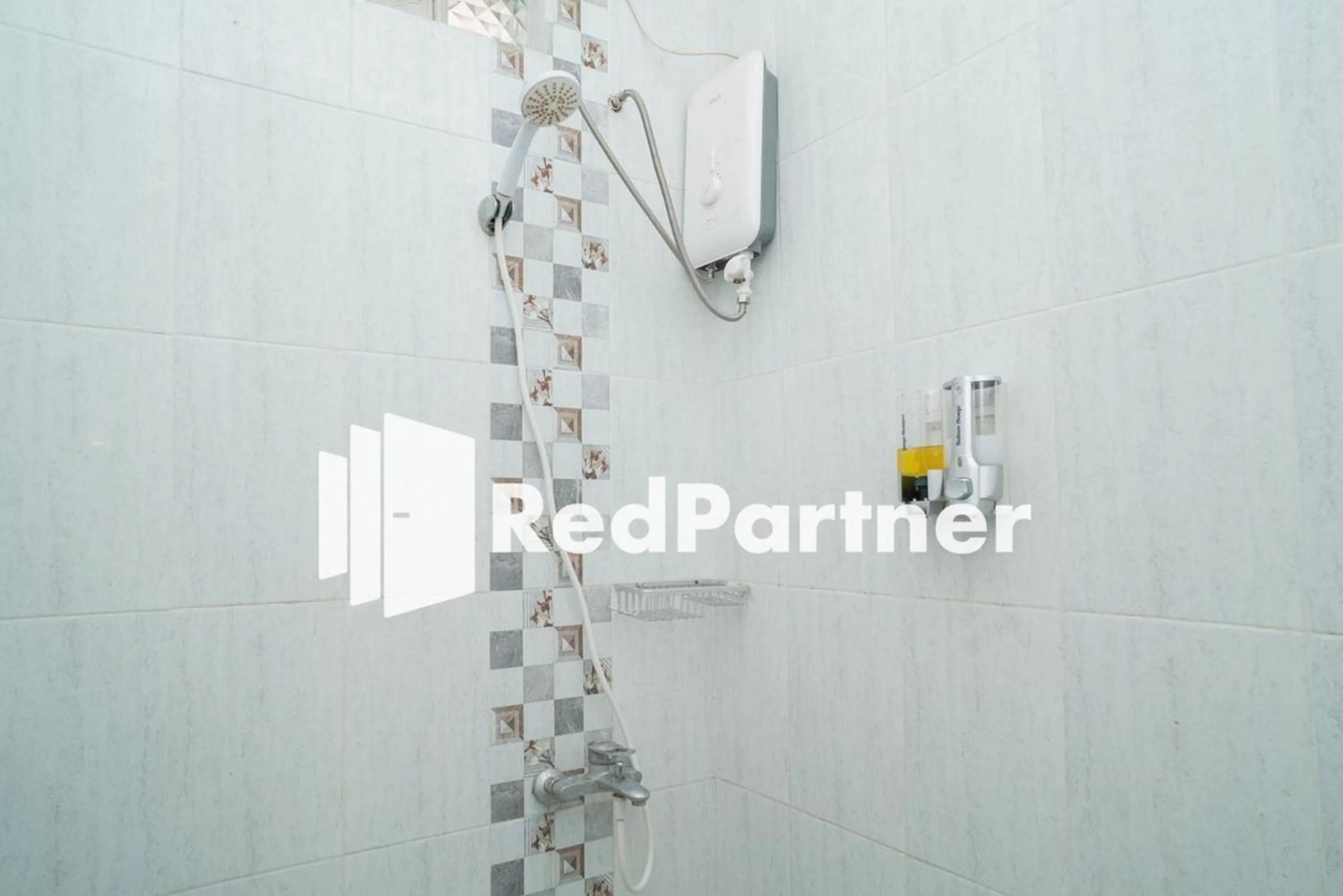 Bathroom in House Acasia Syariah near Universitas Aisyiah Yogyakarta Mitra RedDoorz