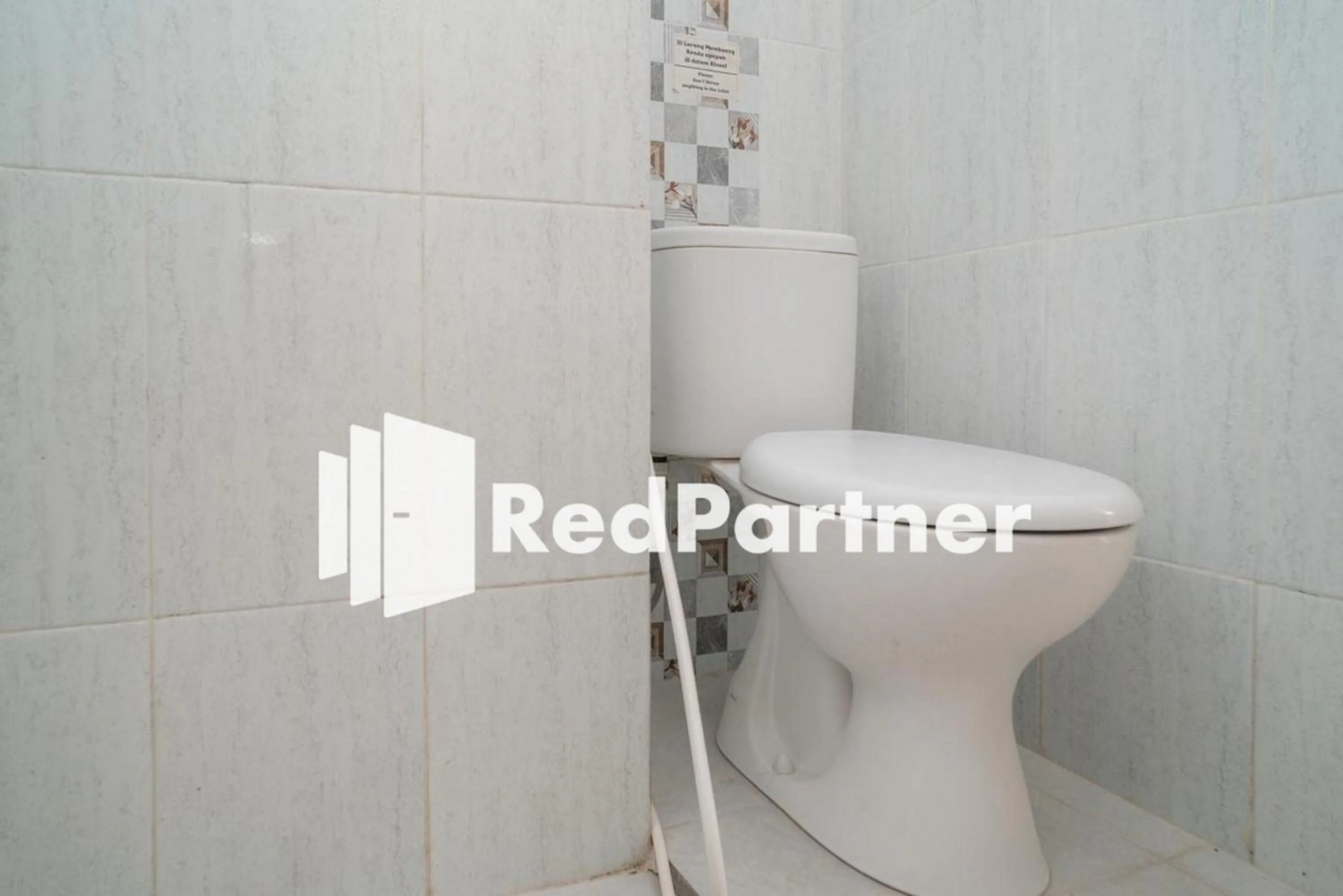 Bathroom in House Acasia Syariah near Universitas Aisyiah Yogyakarta Mitra RedDoorz