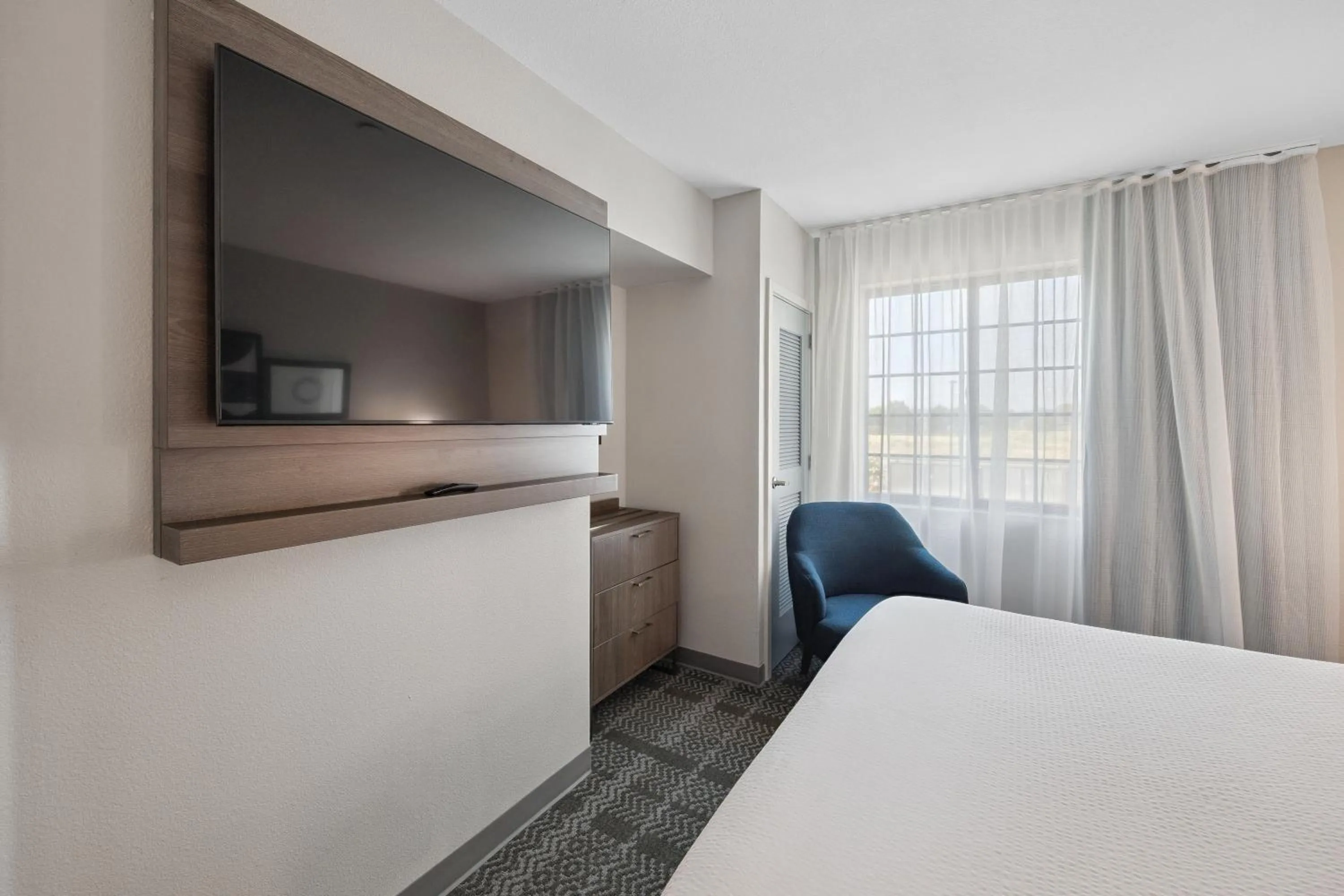 Bed in Staybridge Suites Sacramento Woodland by IHG