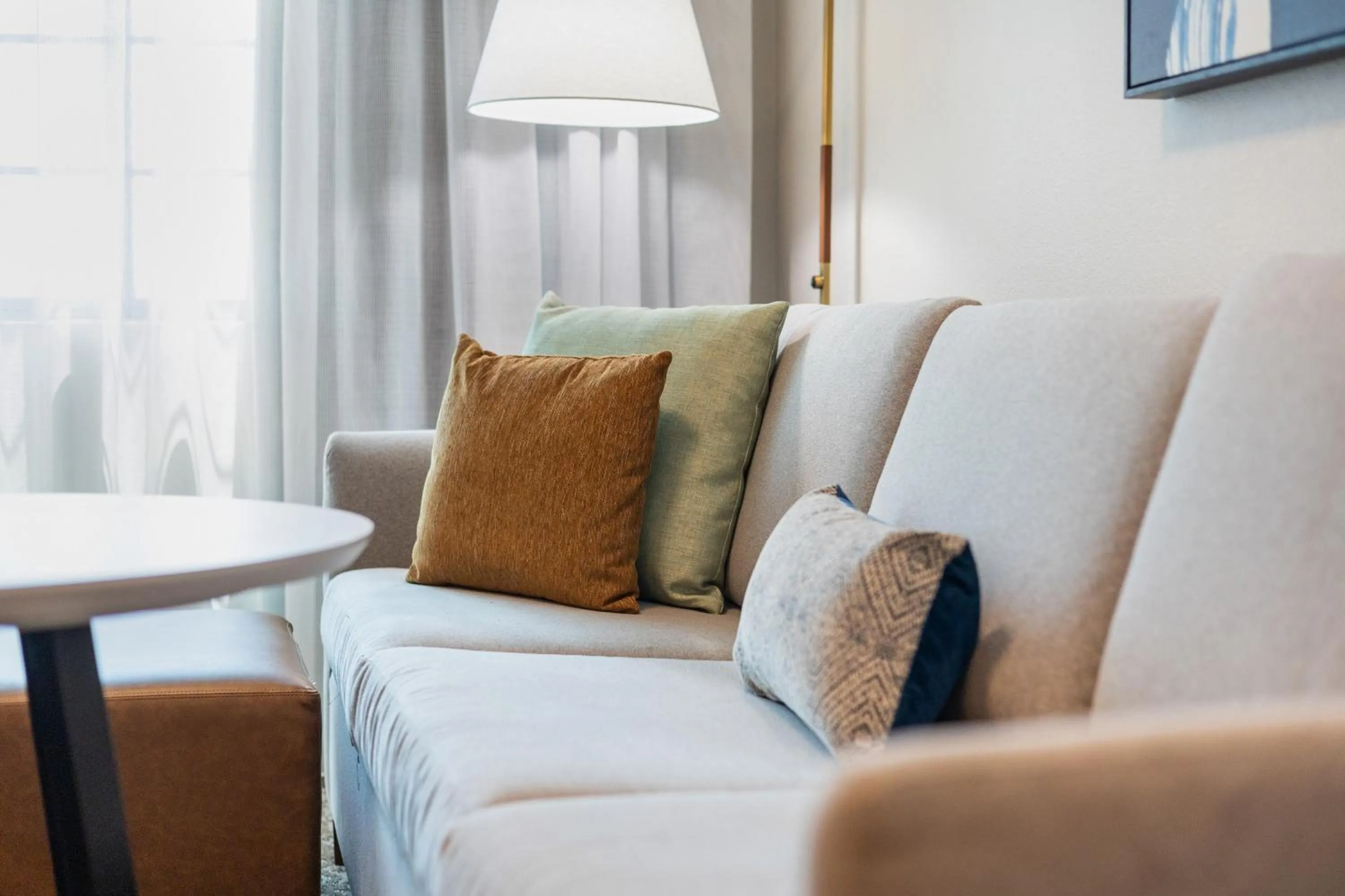 Living room in Staybridge Suites Sacramento Woodland by IHG