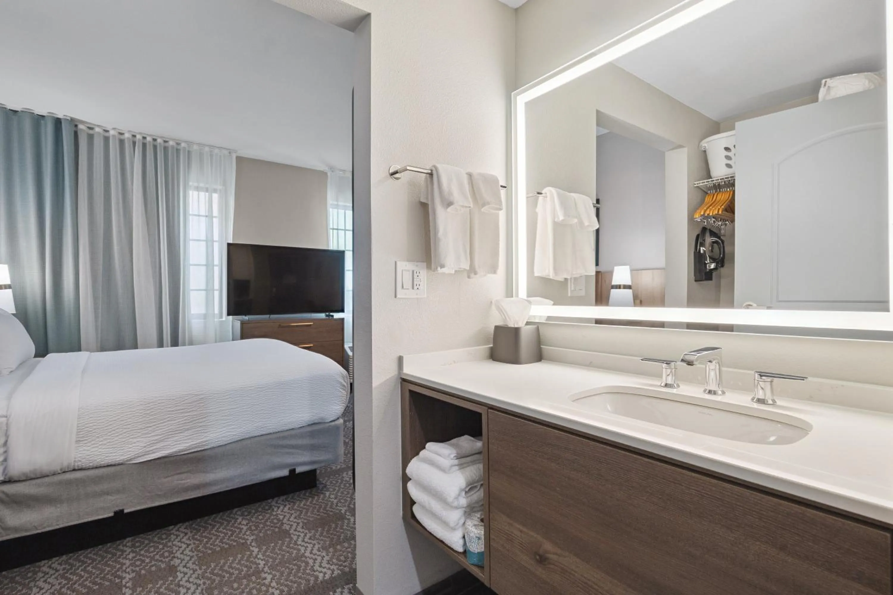 Bed in Staybridge Suites Sacramento Woodland by IHG