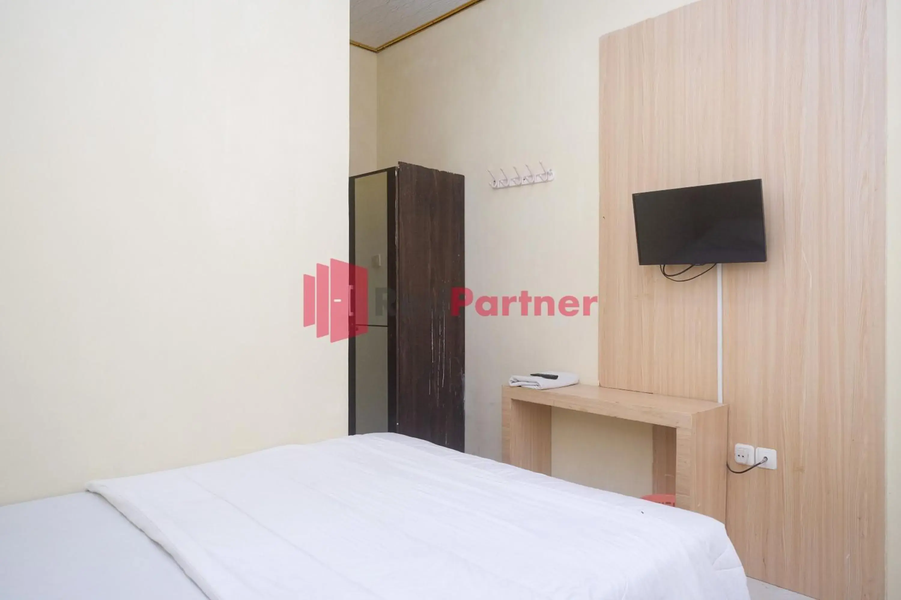 Bed in Wisma Fortuna Syariah Mitra RedDoorz Bed in Wisma Fortuna Syariah Mitra RedDoorz