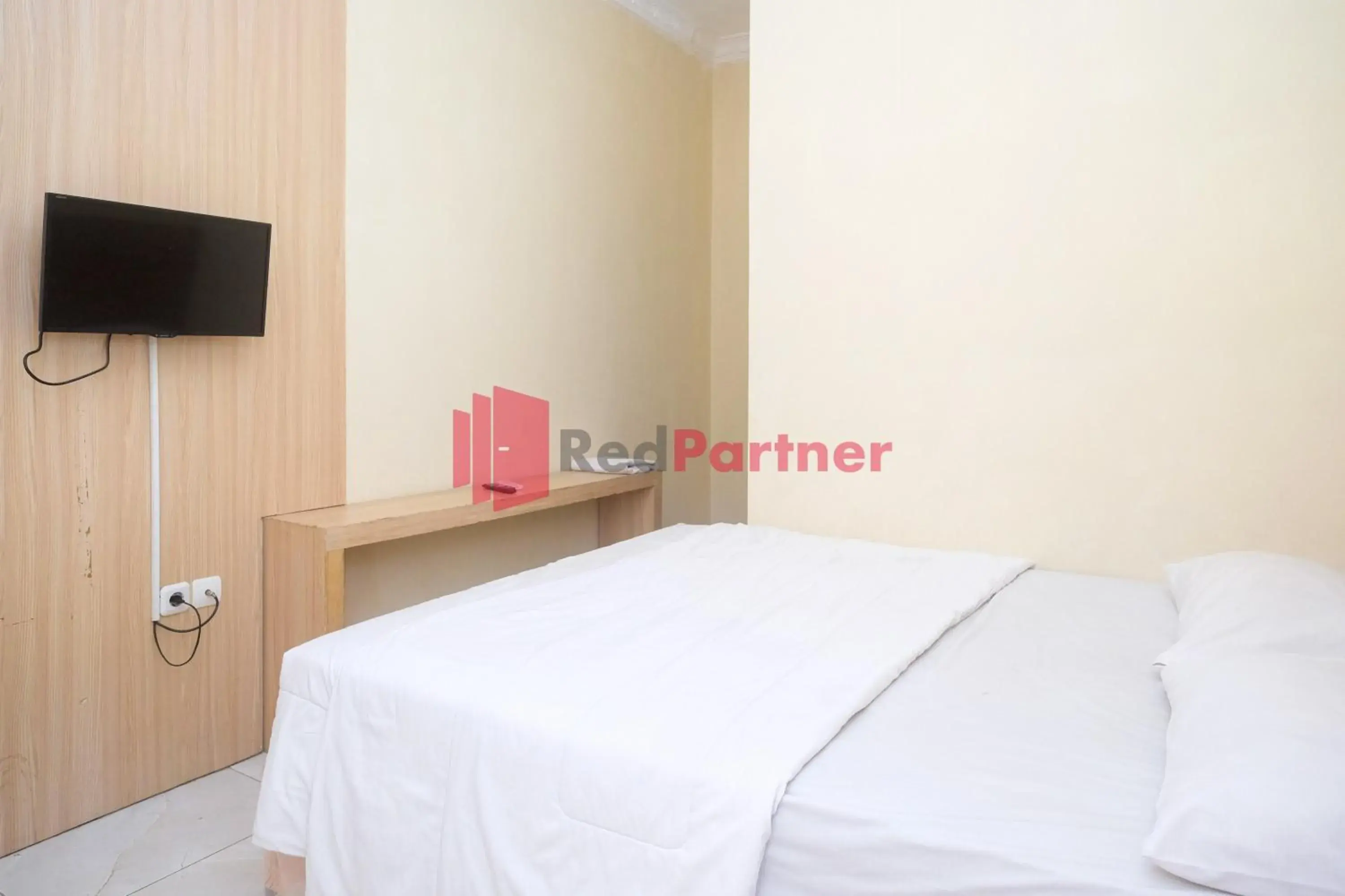 Bed in Wisma Fortuna Syariah Mitra RedDoorz Bed in Wisma Fortuna Syariah Mitra RedDoorz