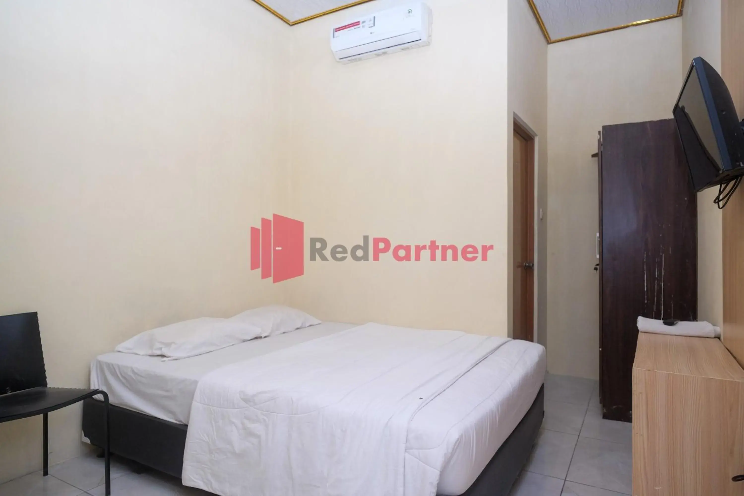 Bed in Wisma Fortuna Syariah Mitra RedDoorz Bed in Wisma Fortuna Syariah Mitra RedDoorz