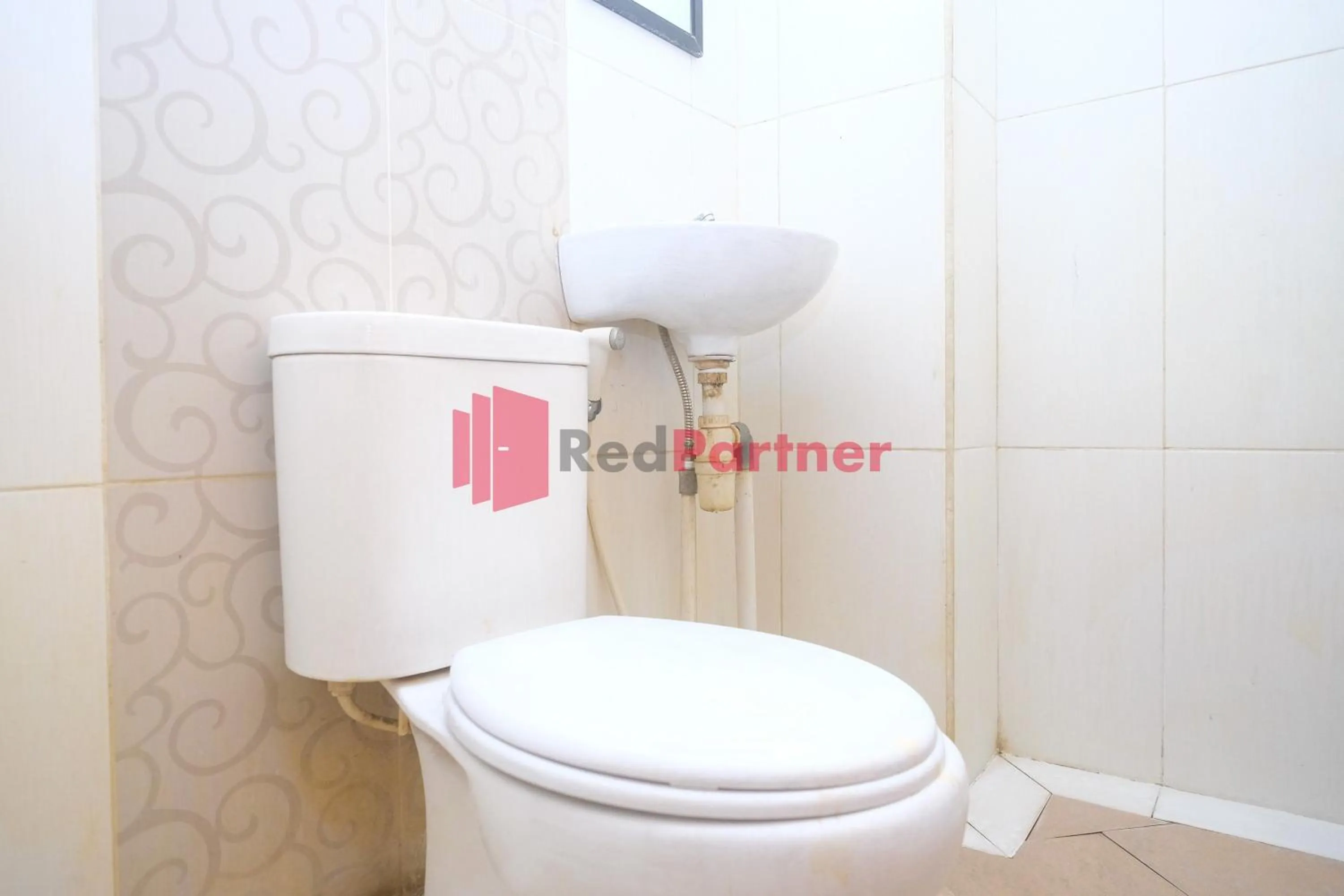 Toilet in Wisma Fortuna Syariah Mitra RedDoorz