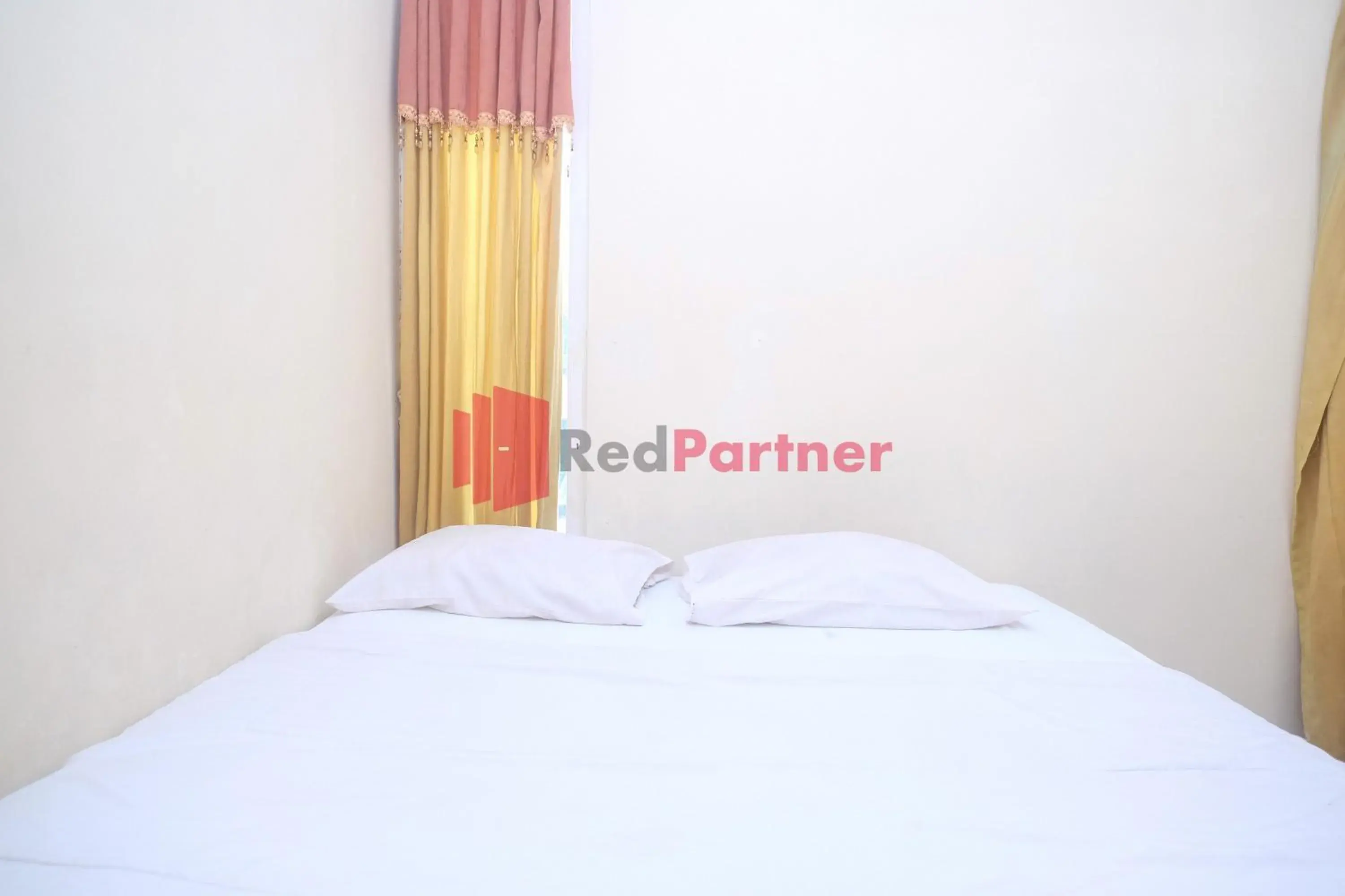 Bed in Wisma Fortuna Syariah Mitra RedDoorz Bed in Wisma Fortuna Syariah Mitra RedDoorz