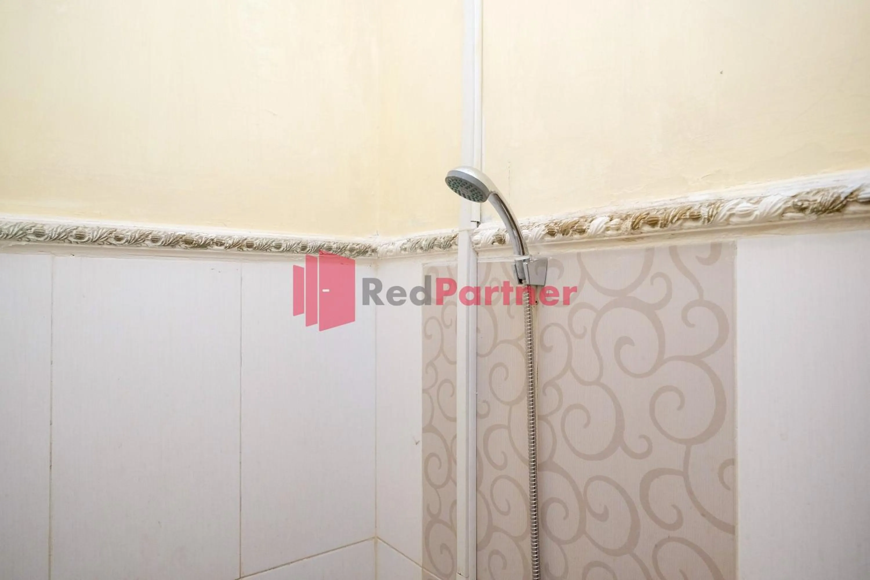 Shower in Wisma Fortuna Syariah Mitra RedDoorz