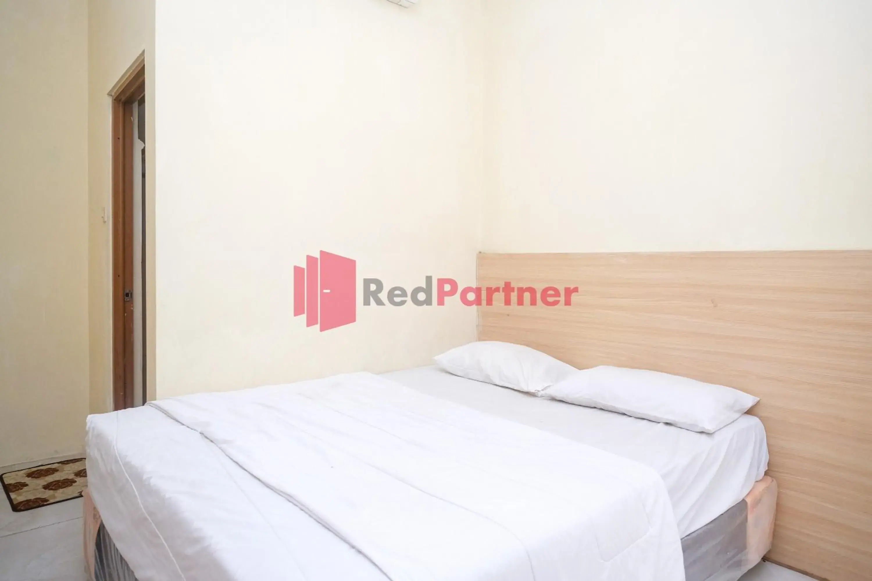 Bed in Wisma Fortuna Syariah Mitra RedDoorz Bed in Wisma Fortuna Syariah Mitra RedDoorz
