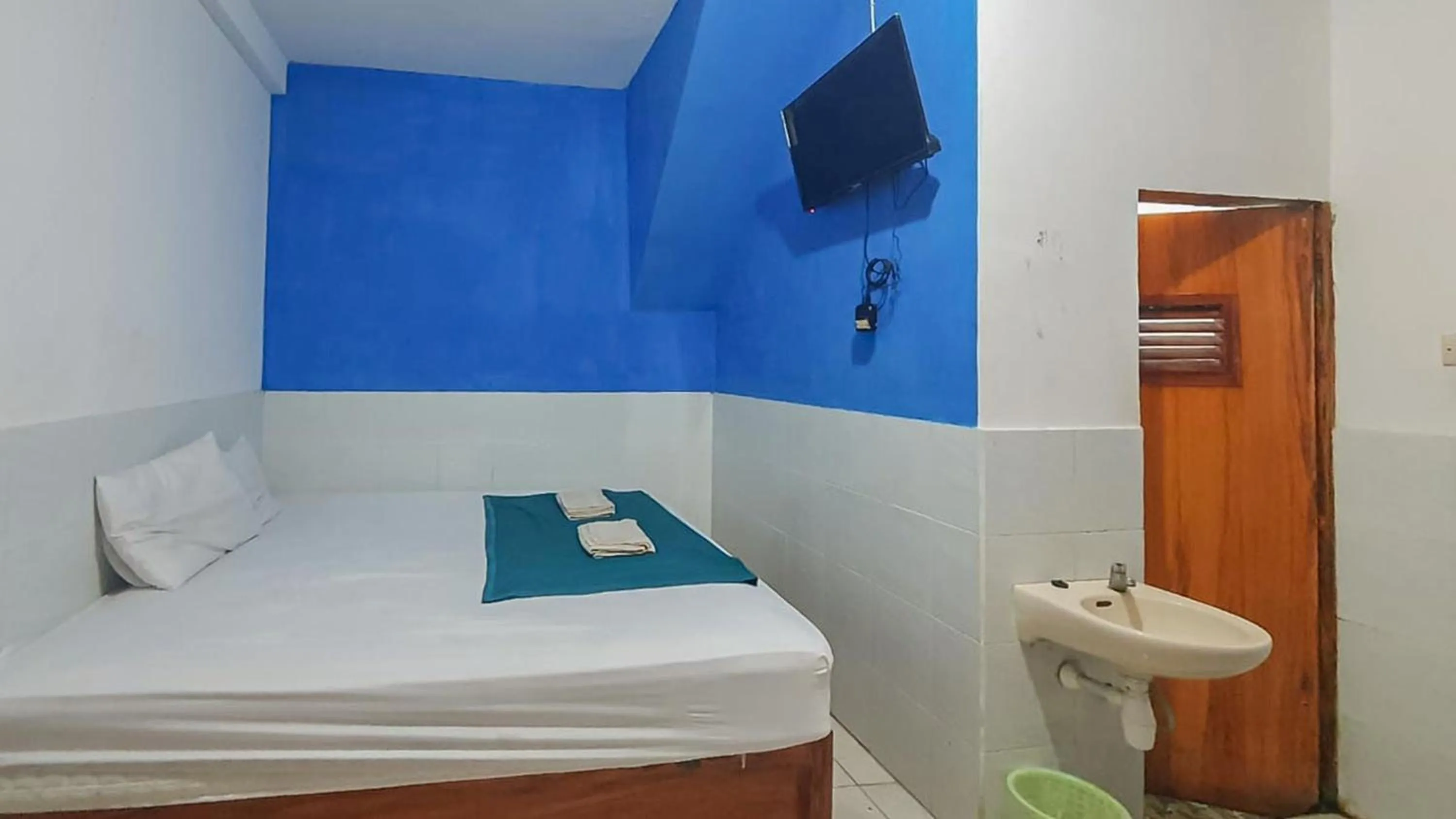 Bedroom, Bed in Reddoorz @ Homestay Gayatri